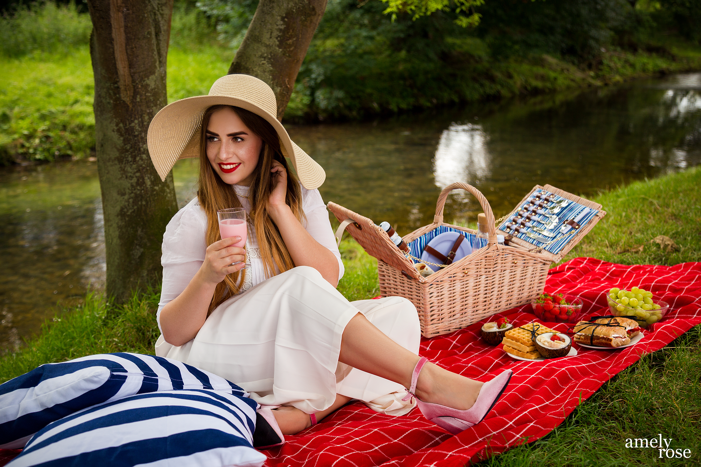 amely rose, german influencer und fashion blogger macht ein picknick im sommer mit leckeren leichten diät-rezepten