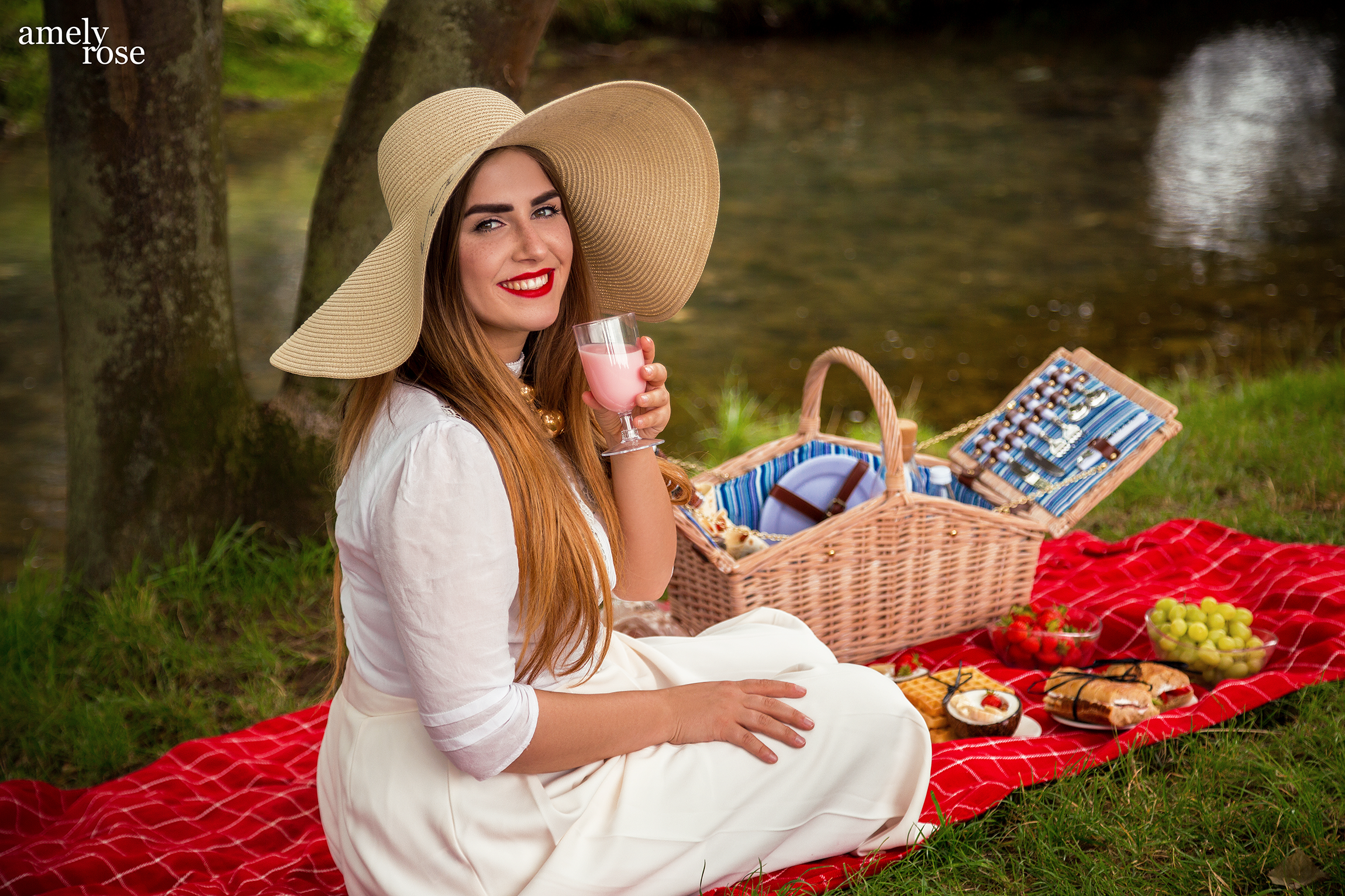 amely rose, german influencer und fashion blogger picknickt in der schönen eifeil im grünen, picknicken mit der familie und diesen tollen leichten, diät rezepten.