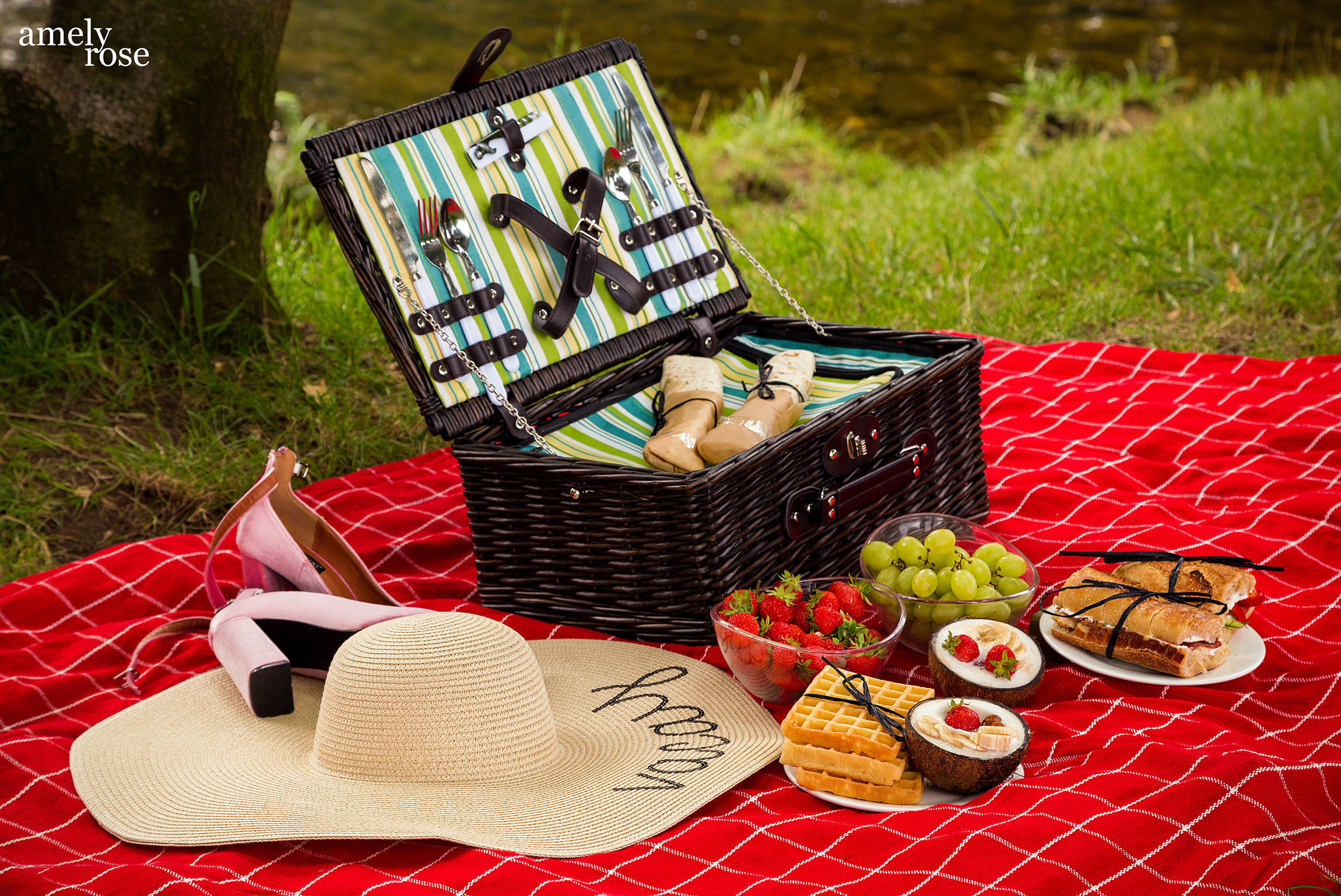 amely rose, german influencer und fashion blogger macht ein picknick im sommer mit leckeren leichten diät-rezepten
