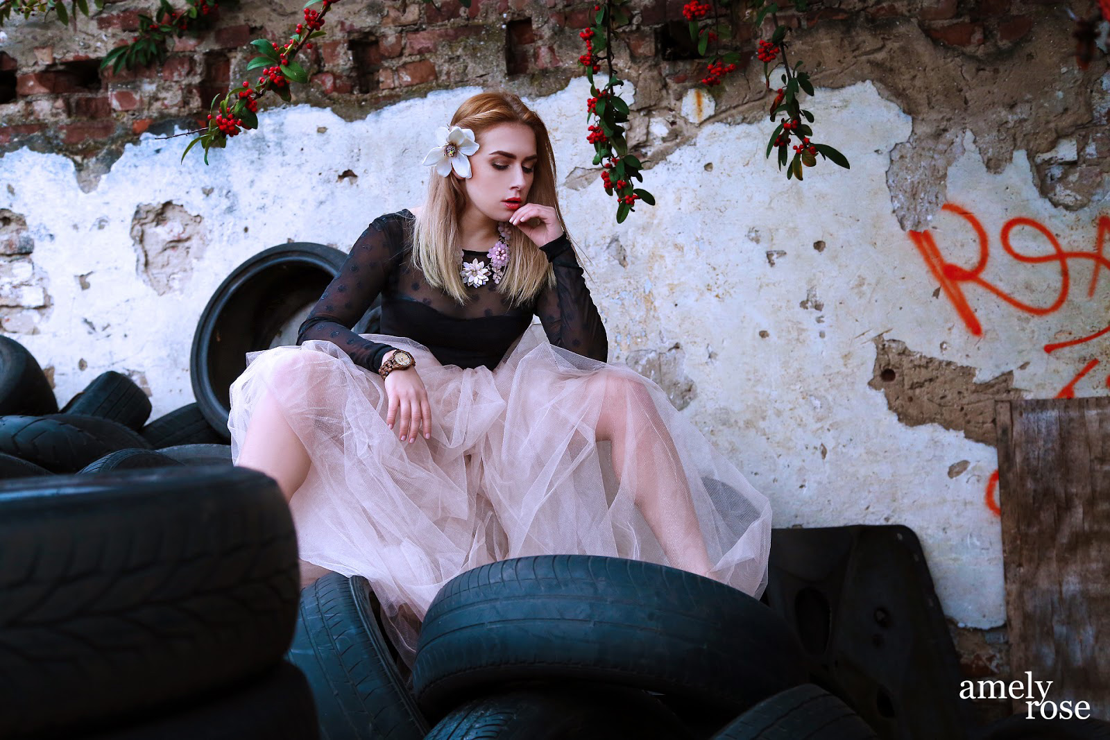 Ein editorial mit amely rose. So sieht ein fashionshooting auf einem schrottplatz mit highheels und tüllrock aus.