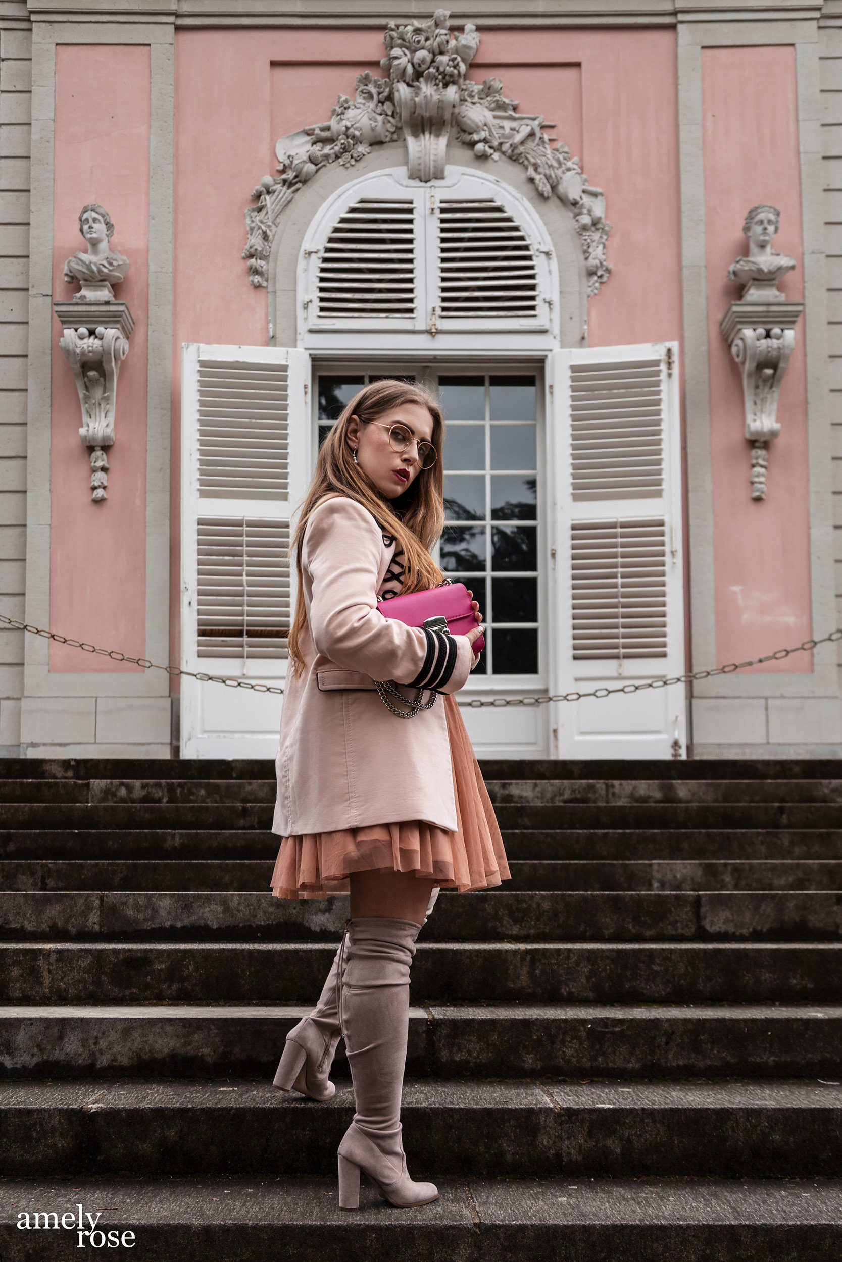 Amely Rose ist eine der erfolgreisten deutschen fashionblogger und german influencer, heute erzählt sie 25 fakten und zeigt ein schönes ootd und oktoberfestlook vor dem pinken schloss in benrath düsseldorf.