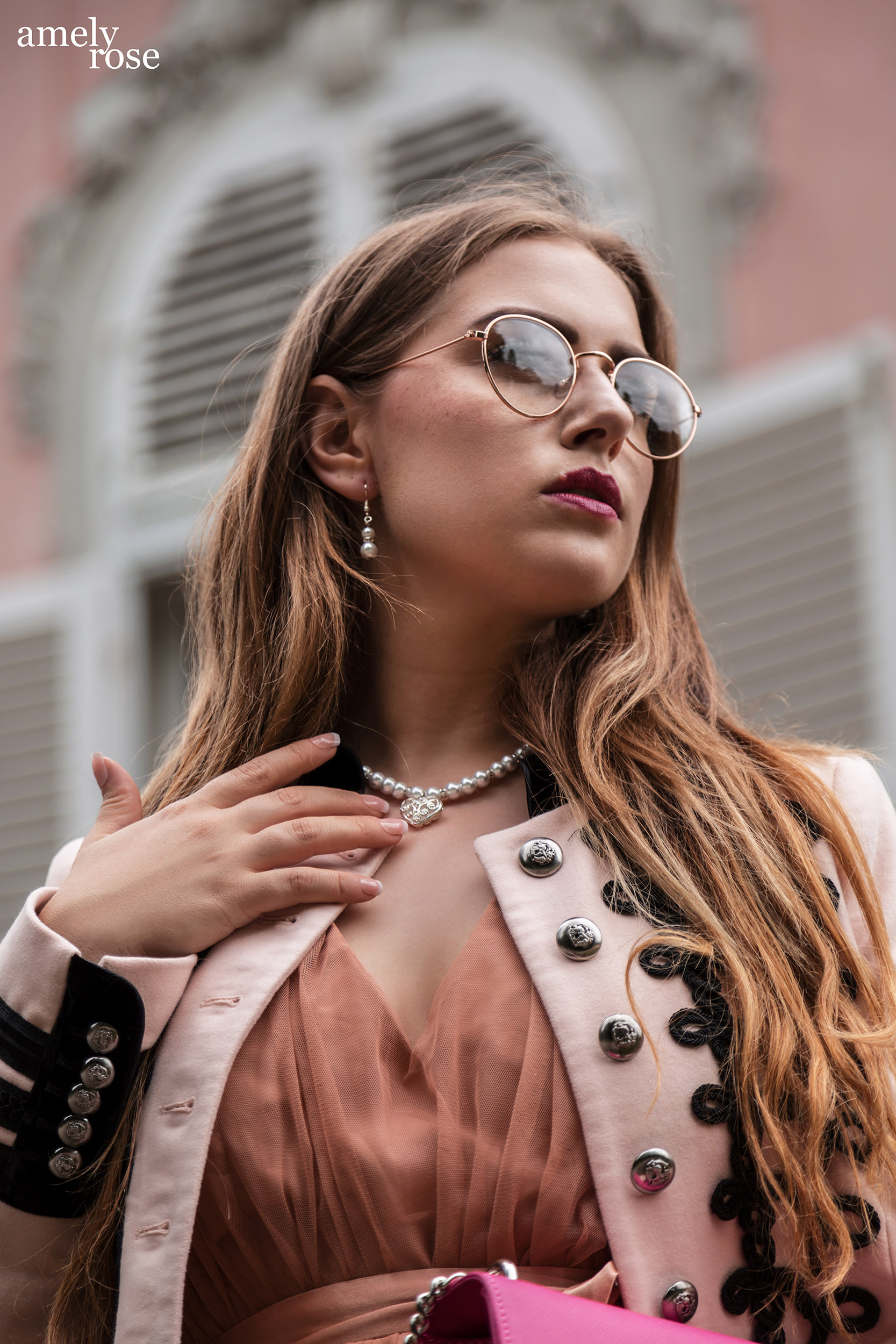 Amely Rose ist eine der erfolgreisten deutschen fashionblogger und german influencer, heute erzählt sie 25 fakten und zeigt ein schönes ootd und oktoberfestlook vor dem pinken schloss in benrath düsseldorf.