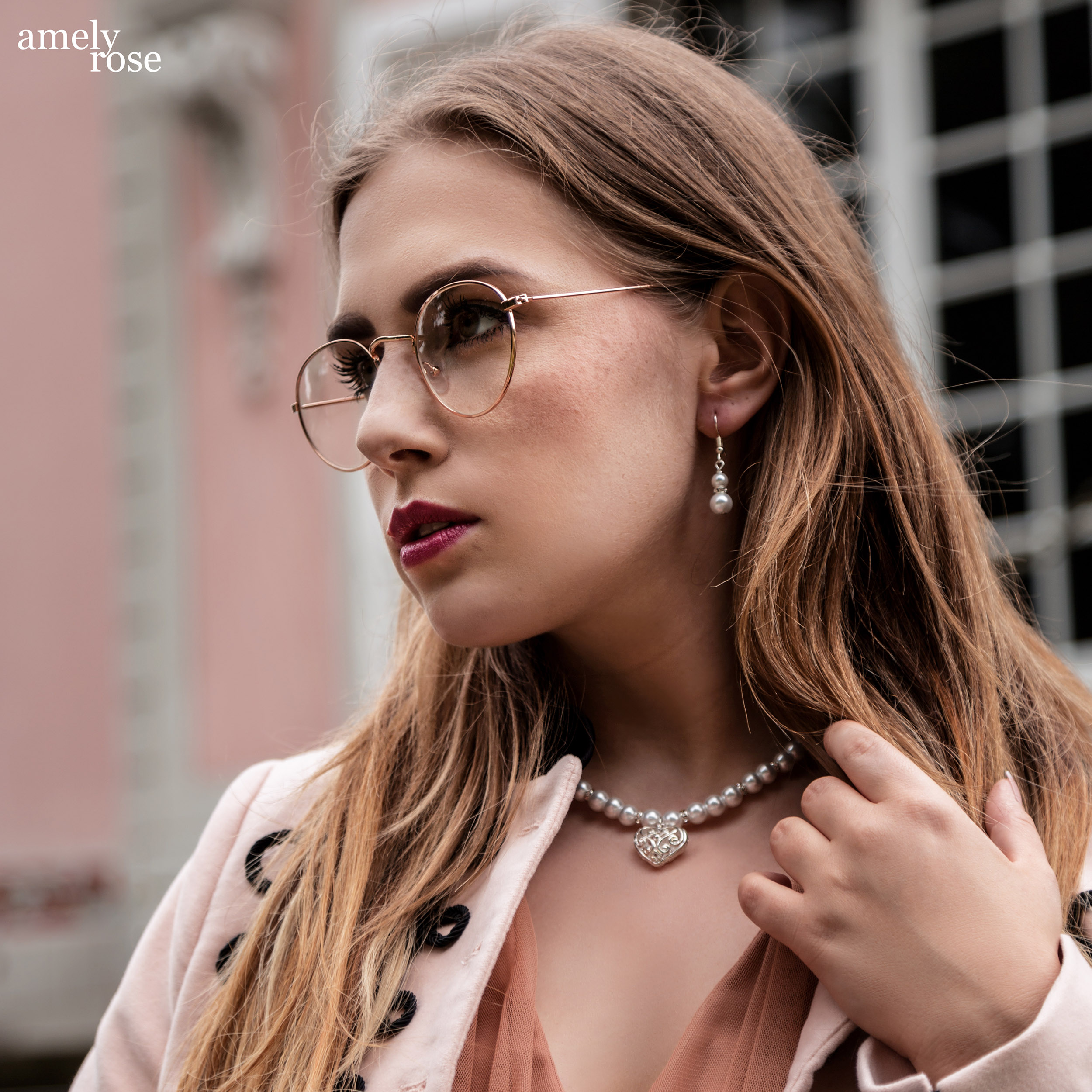 Amely Rose ist eine der erfolgreisten deutschen fashionblogger und german influencer, heute erzählt sie 25 fakten und zeigt ein schönes ootd und oktoberfestlook vor dem pinken schloss in benrath düsseldorf.