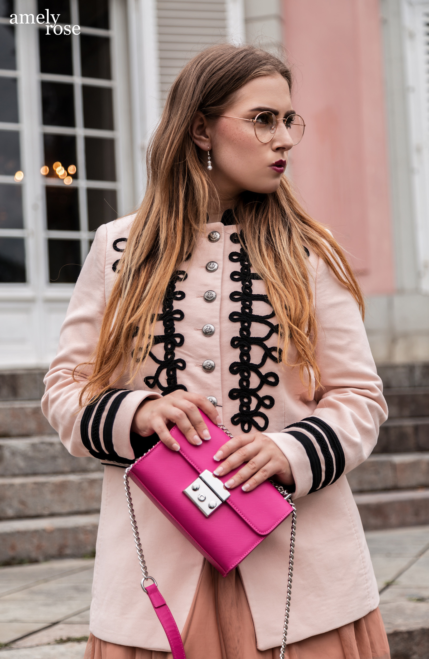 Amely Rose ist eine der erfolgreisten deutschen fashionblogger und german influencer, heute erzählt sie 25 fakten und zeigt ein schönes ootd und oktoberfestlook vor dem pinken schloss in benrath düsseldorf.
