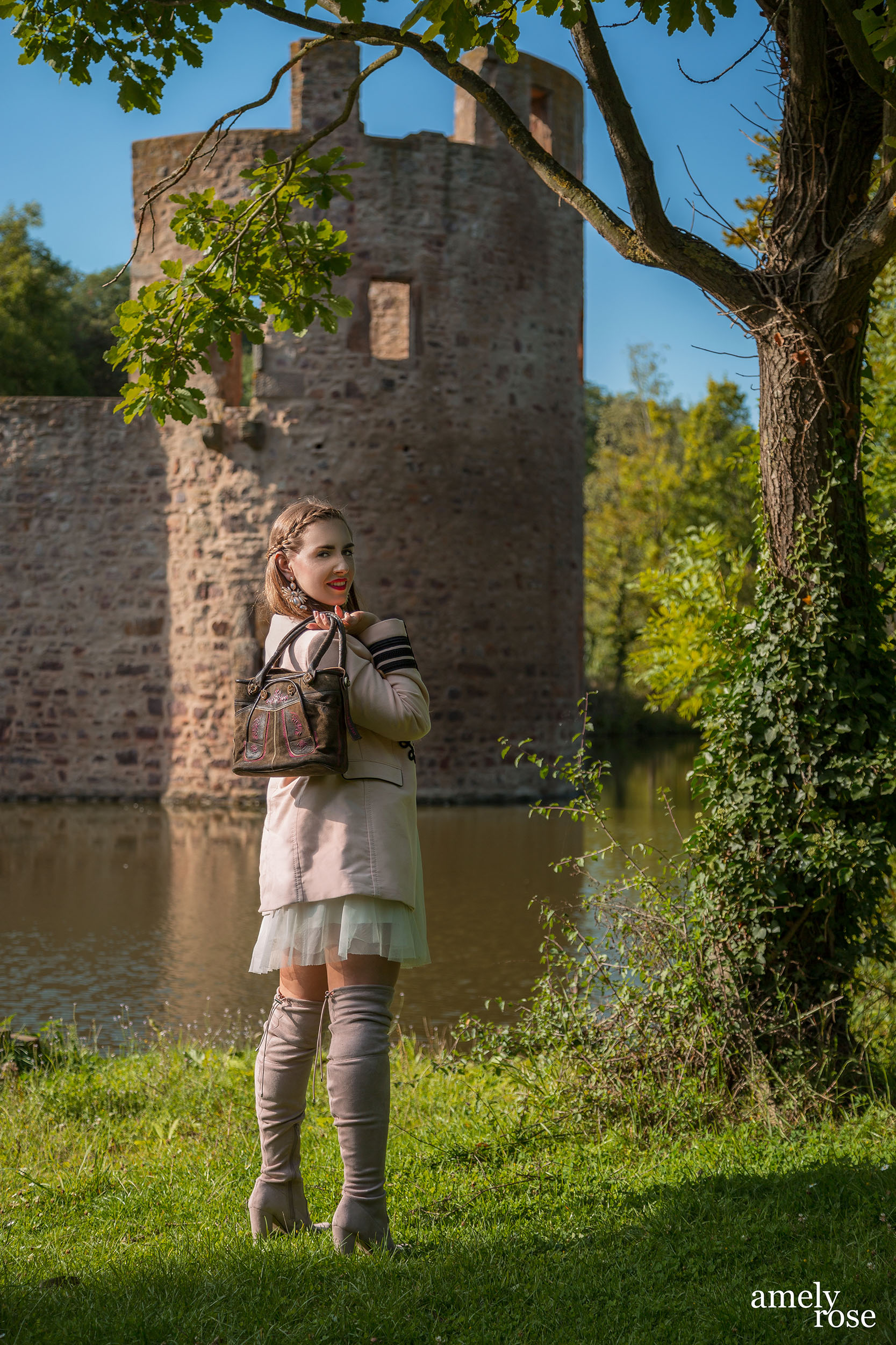 Amely rose zählt zu deutschland bekanntesten german influencer und fashion blogger zeigt ihren oktoberfestlook, ohne dirndl und lederhosen auf den wies'n mit tollen trachten accessoires wie der tasche von hosndaschn