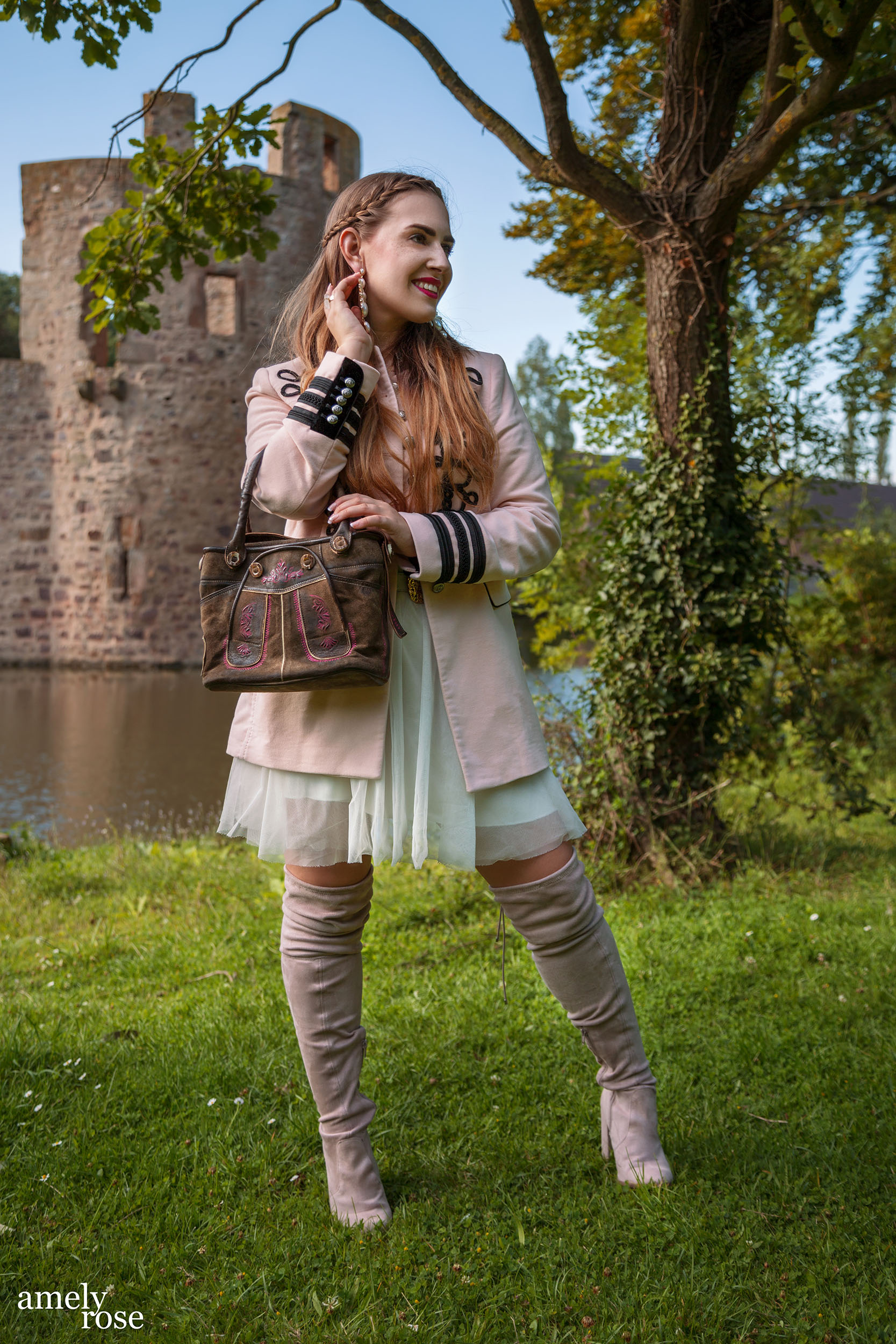 Amely rose zählt zu deutschland bekanntesten german influencer und fashion blogger zeigt ihren oktoberfestlook, ohne dirndl und lederhosen auf den wies'n mit tollen trachten accessoires wie der tasche von hosndaschn