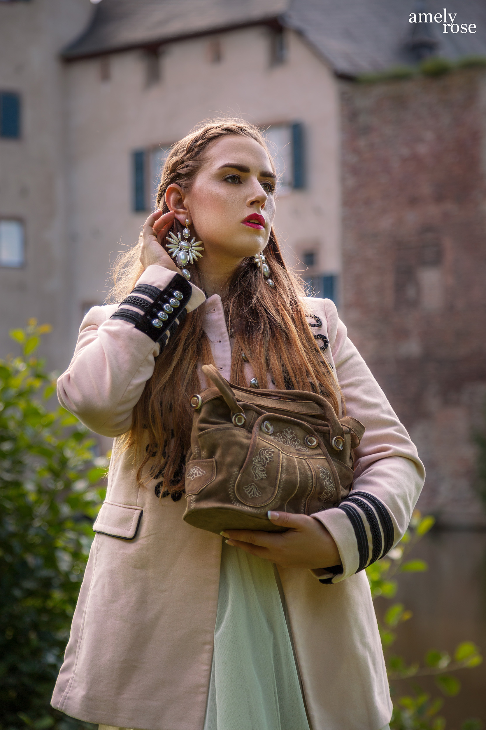 Amely rose zählt zu deutschland bekanntesten german influencer und fashion blogger zeigt ihren oktoberfestlook, ohne dirndl und lederhosen auf den wies'n mit tollen trachten accessoires wie der tasche von hosndaschn