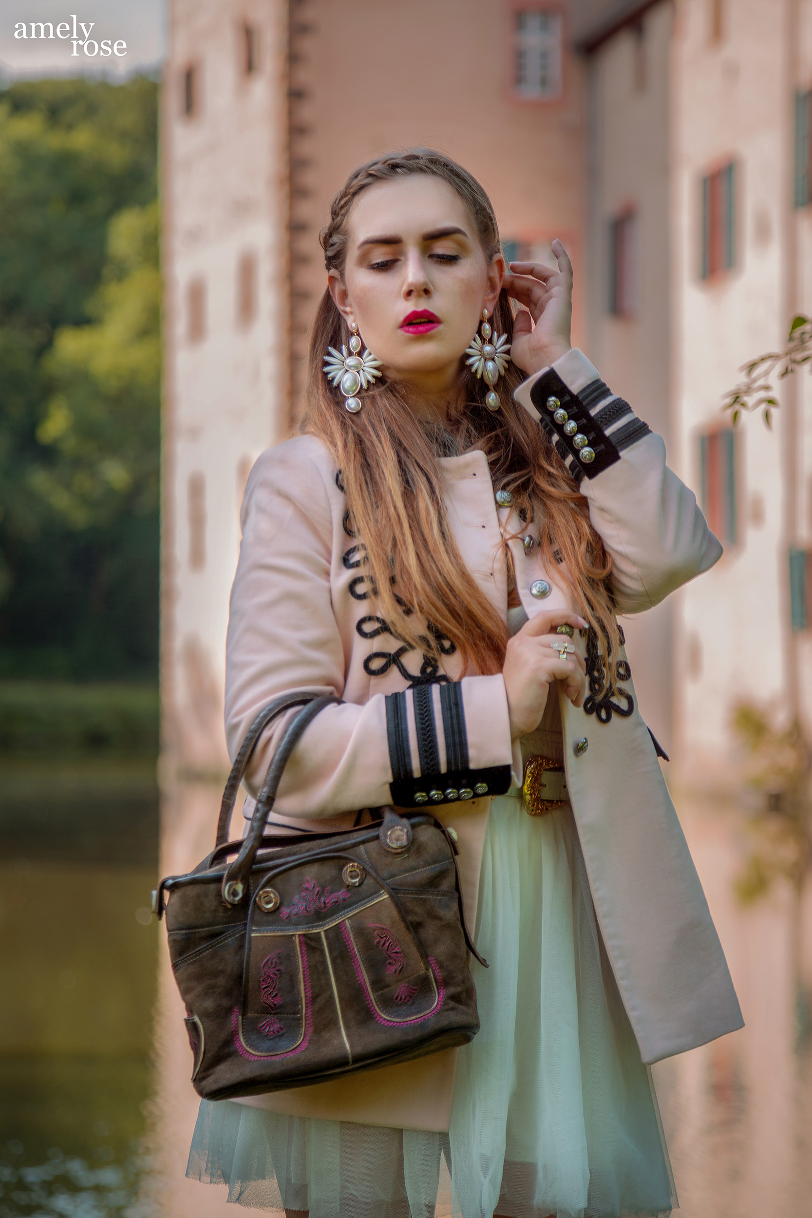 Amely rose zählt zu deutschland bekanntesten german influencer und fashion blogger zeigt ihren oktoberfestlook, ohne dirndl und lederhosen auf den wies'n mit tollen trachten accessoires wie der tasche von hosndaschn