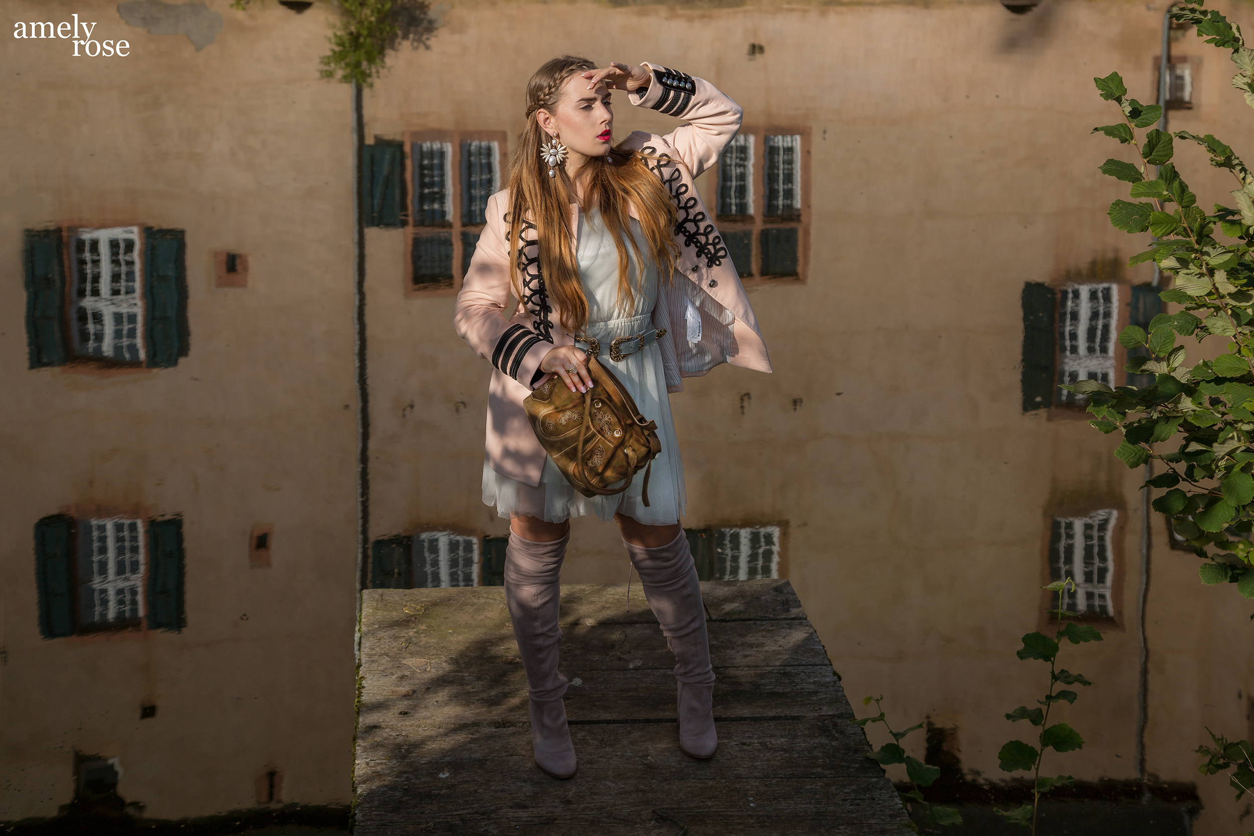 Amely rose zählt zu deutschland bekanntesten german influencer und fashion blogger zeigt ihren oktoberfestlook, ohne dirndl und lederhosen auf den wies'n mit tollen trachten accessoires wie der tasche von hosndaschn