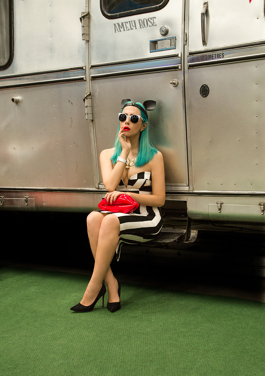 Amely rose macht camping urlaub in einem schönen schwarz weiß pencilskirt und etuikleid. Zusätzlich hat die modebloggerin und german influencerin grüne direction haare, getreu dem motto green hair don't care im 60s retrolook.