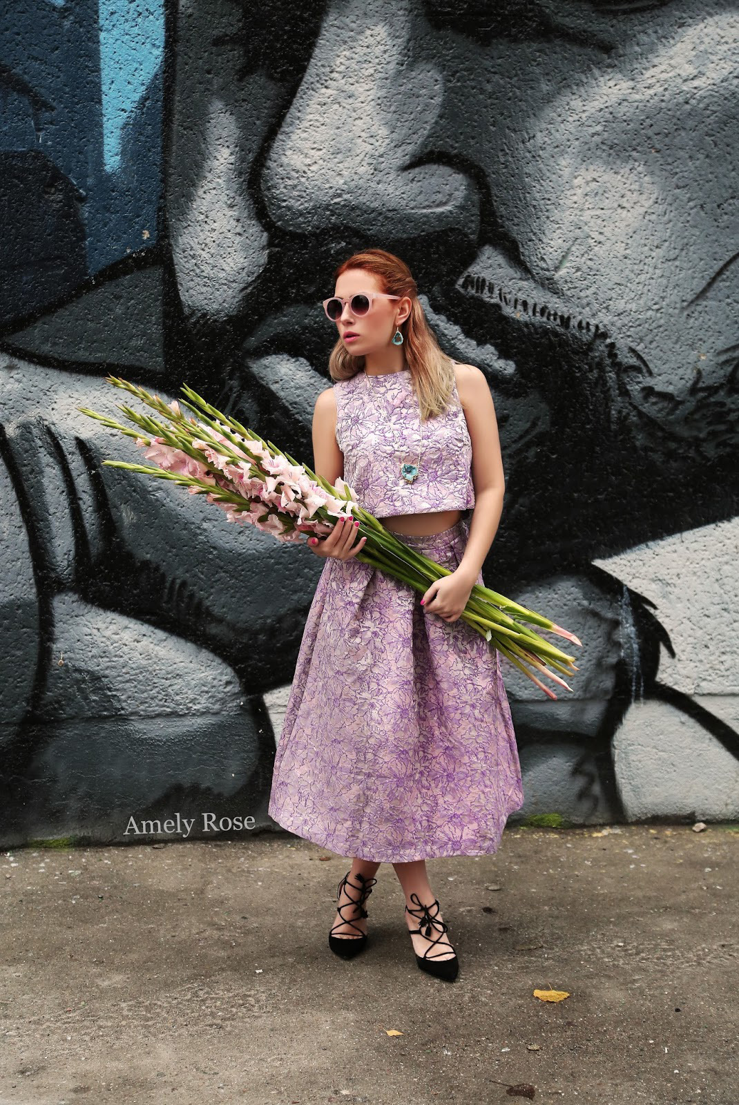 Amely Rose auf der Fashionweek in Berlin, ein cooler zweiteiler Look im vintagestyle.