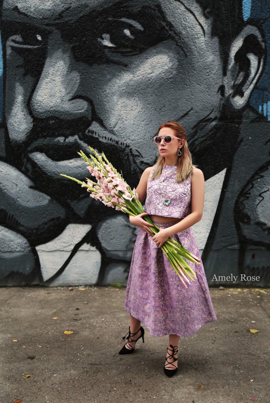 Amely Rose auf der Fashionweek in Berlin, ein cooler zweiteiler Look im vintagestyle.