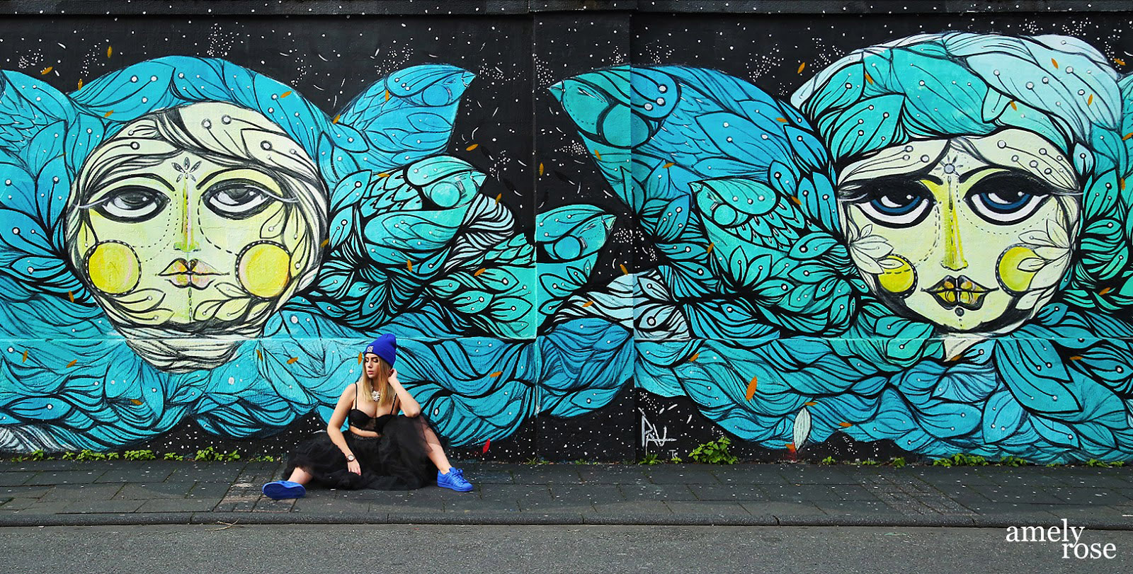 amely rose vor einem tollen blauen graffiti in köln ehrenfeld.wer streetart mag und fashion wird diesen post lieben. all black everything und eine tolle fake fur jacke. ein coat mit blauen franzeln.