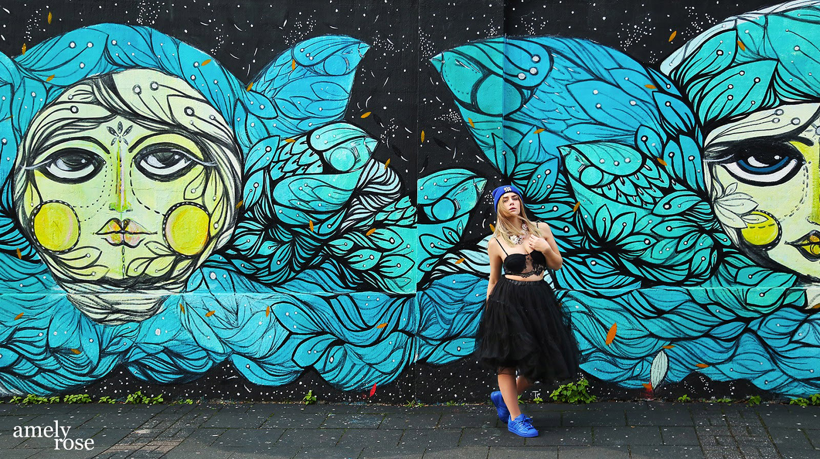 amely rose vor einem tollen blauen graffiti in köln ehrenfeld.wer streetart mag und fashion wird diesen post lieben. all black everything und eine tolle fake fur jacke. ein coat mit blauen franzeln.