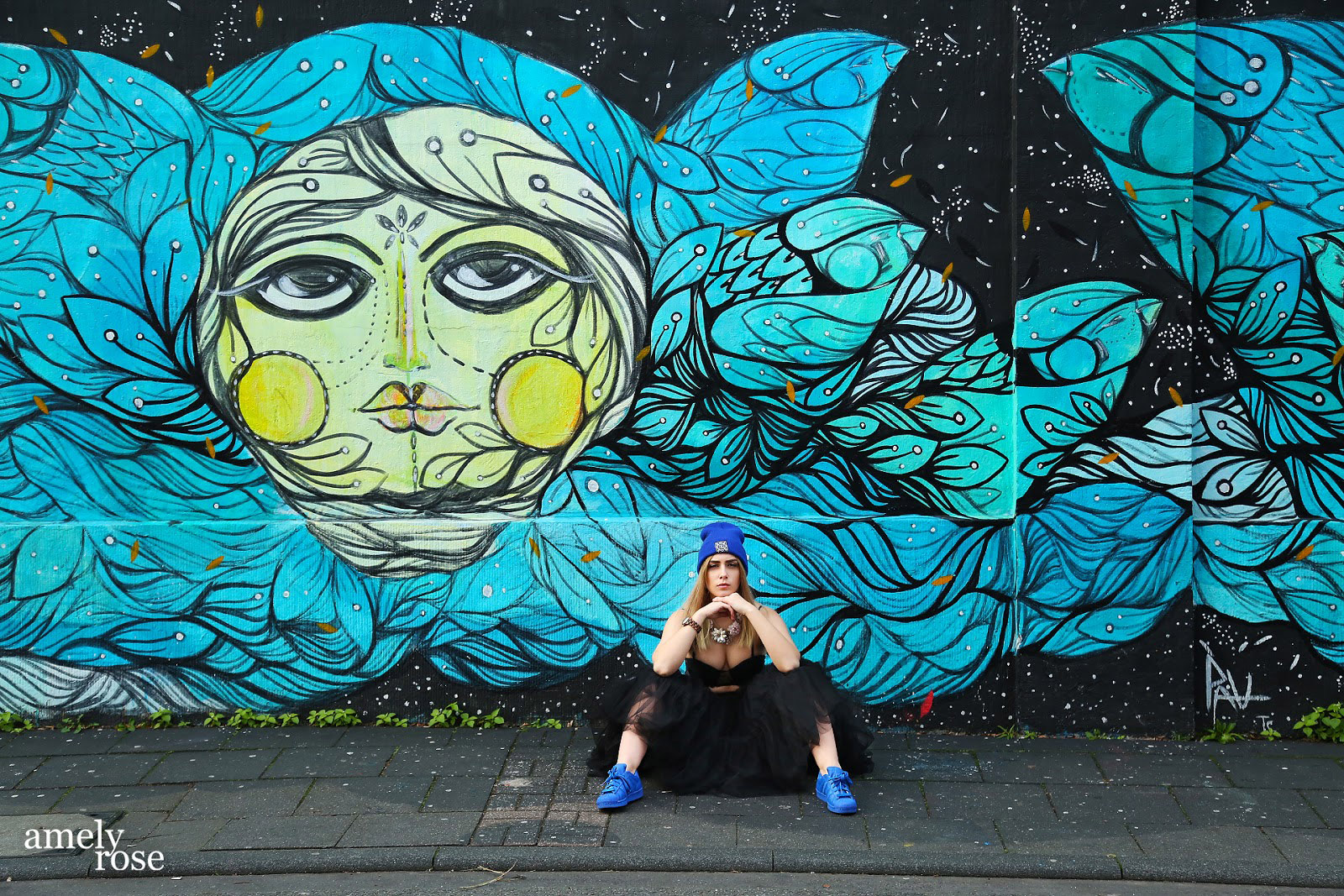 amely rose vor einem tollen blauen graffiti in köln ehrenfeld.wer streetart mag und fashion wird diesen post lieben. all black everything und eine tolle fake fur jacke. ein coat mit blauen franzeln.