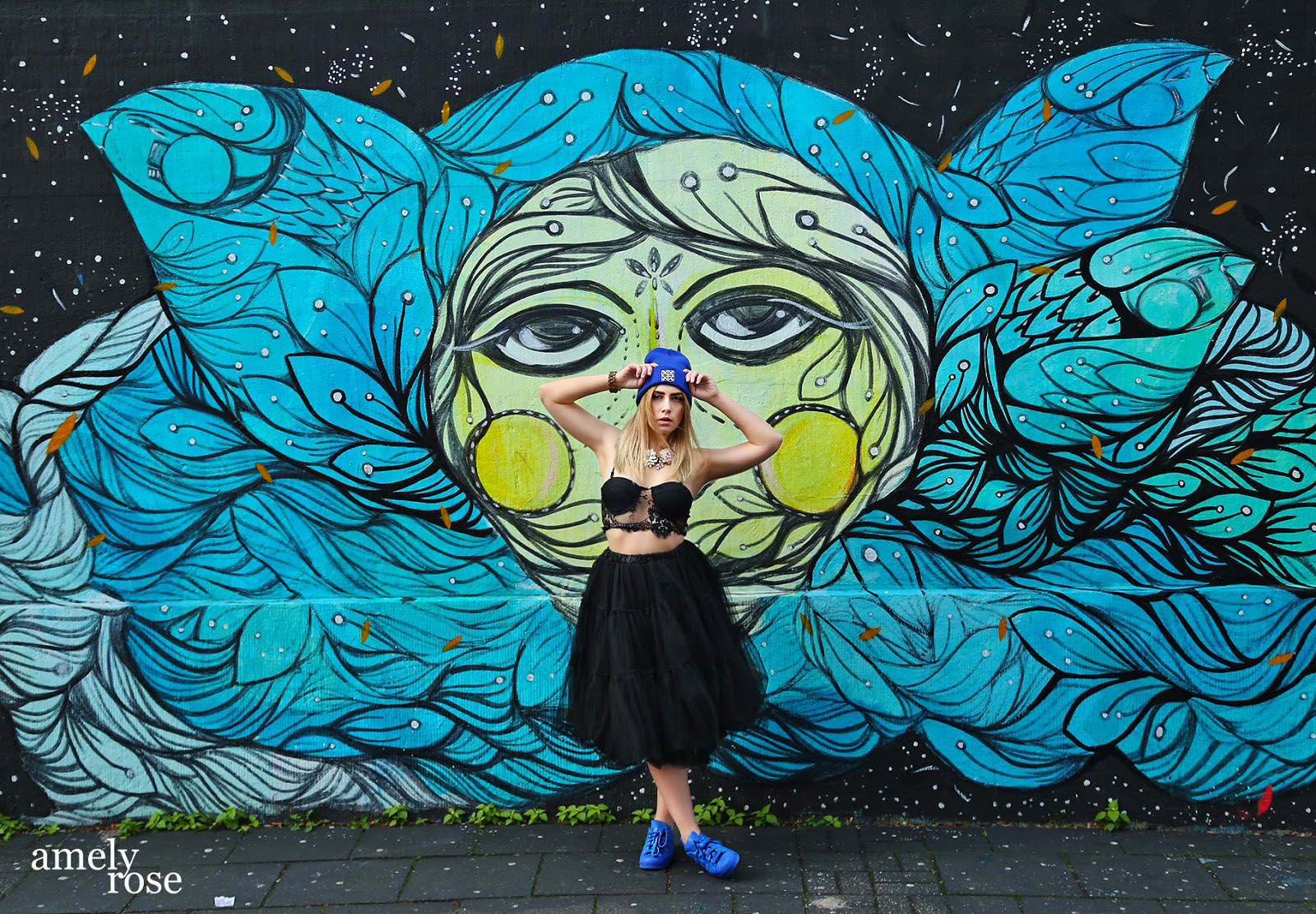 amely rose vor einem tollen blauen graffiti in köln ehrenfeld.wer streetart mag und fashion wird diesen post lieben. all black everything und eine tolle fake fur jacke. ein coat mit blauen franzeln.