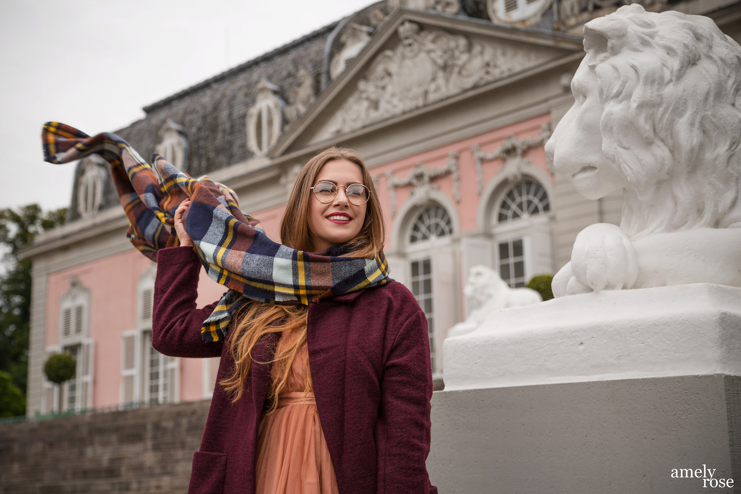 Amely Rose zählt zu den erfolgreisten deutschen fashionblogger. Sie zeigt einen herbstlook mit erdigentönen einem wollmantel von H&M, sowie einem Zara Kleid, Overkneeboots und einem oversize Schal. Dazu ein schöner lederrucksack kombiniert.