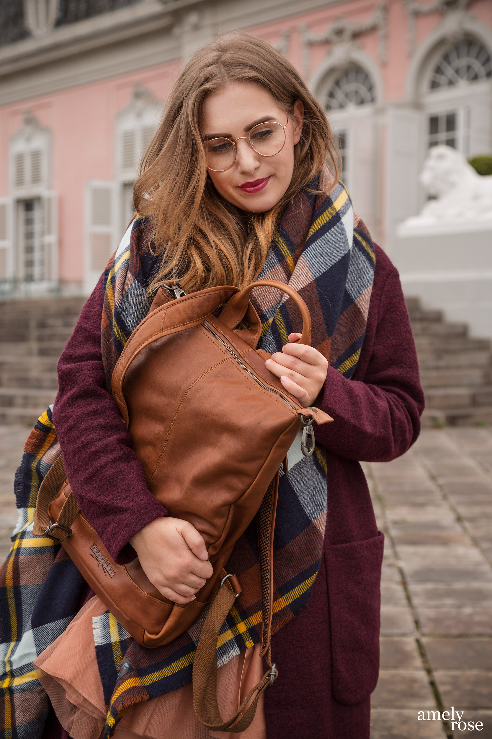 Amely Rose zählt zu den erfolgreisten deutschen fashionblogger. Sie zeigt einen herbstlook mit erdigentönen einem wollmantel von H&M, sowie einem Zara Kleid, Overkneeboots und einem oversize Schal. Dazu ein schöner lederrucksack kombiniert.