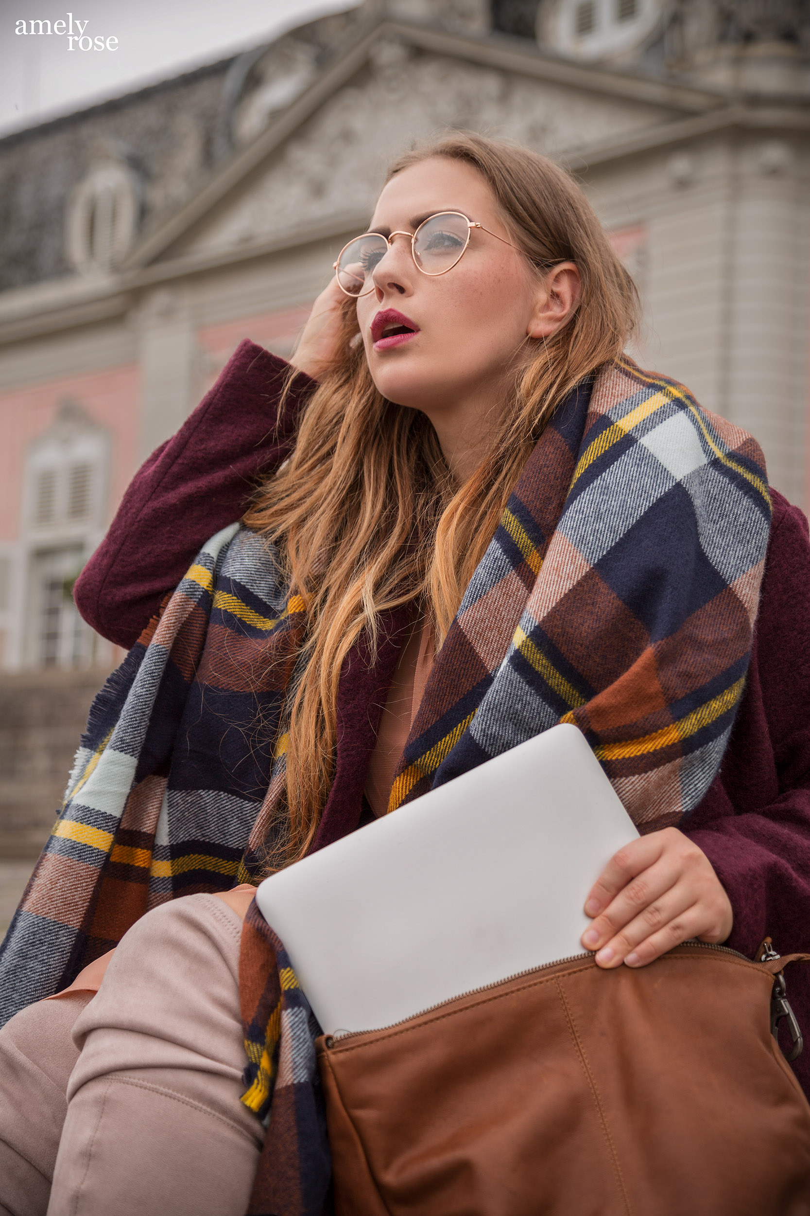 Amely Rose zählt zu den erfolgreisten deutschen fashionblogger. Sie zeigt einen herbstlook mit erdigentönen einem wollmantel von H&M, sowie einem Zara Kleid, Overkneeboots und einem oversize Schal. Dazu ein schöner lederrucksack kombiniert.