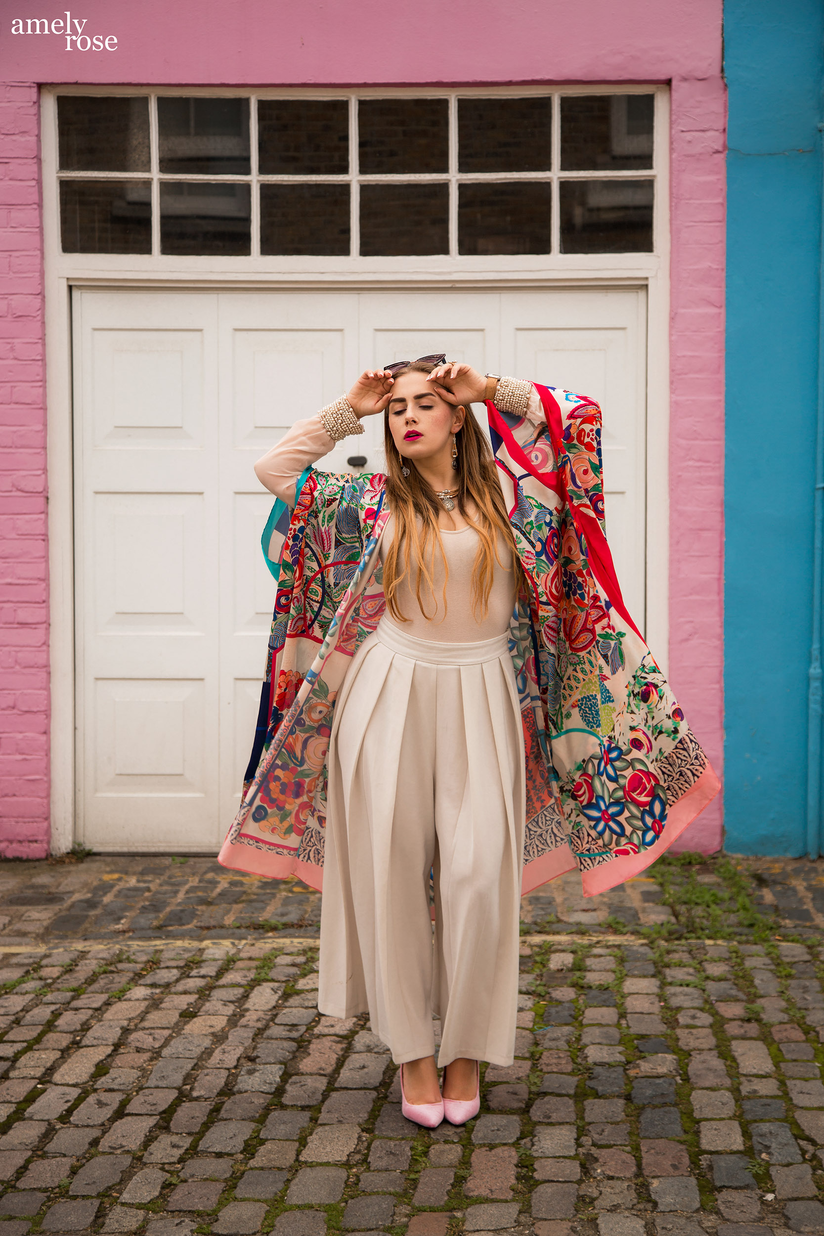 amely rose, german influencer, travelblogger und fashionblog trägt in Londin zur fashion week Schmuck und einen Herbstlook von Kork&More.