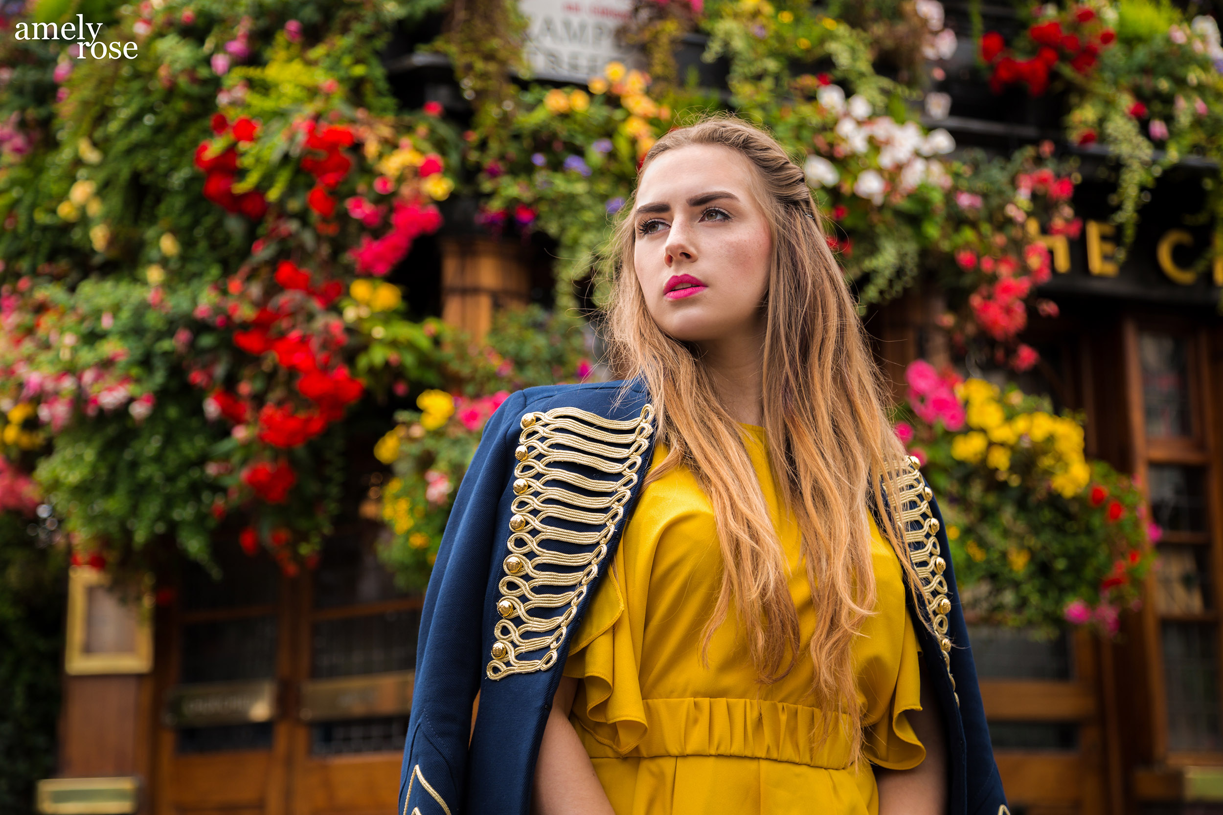 Amely Rose zur Fashionweek in London vor demlondoner Hotspot Pub Churchill arms im gelben Enteiler, Zara Jacke und orangen Pumps.