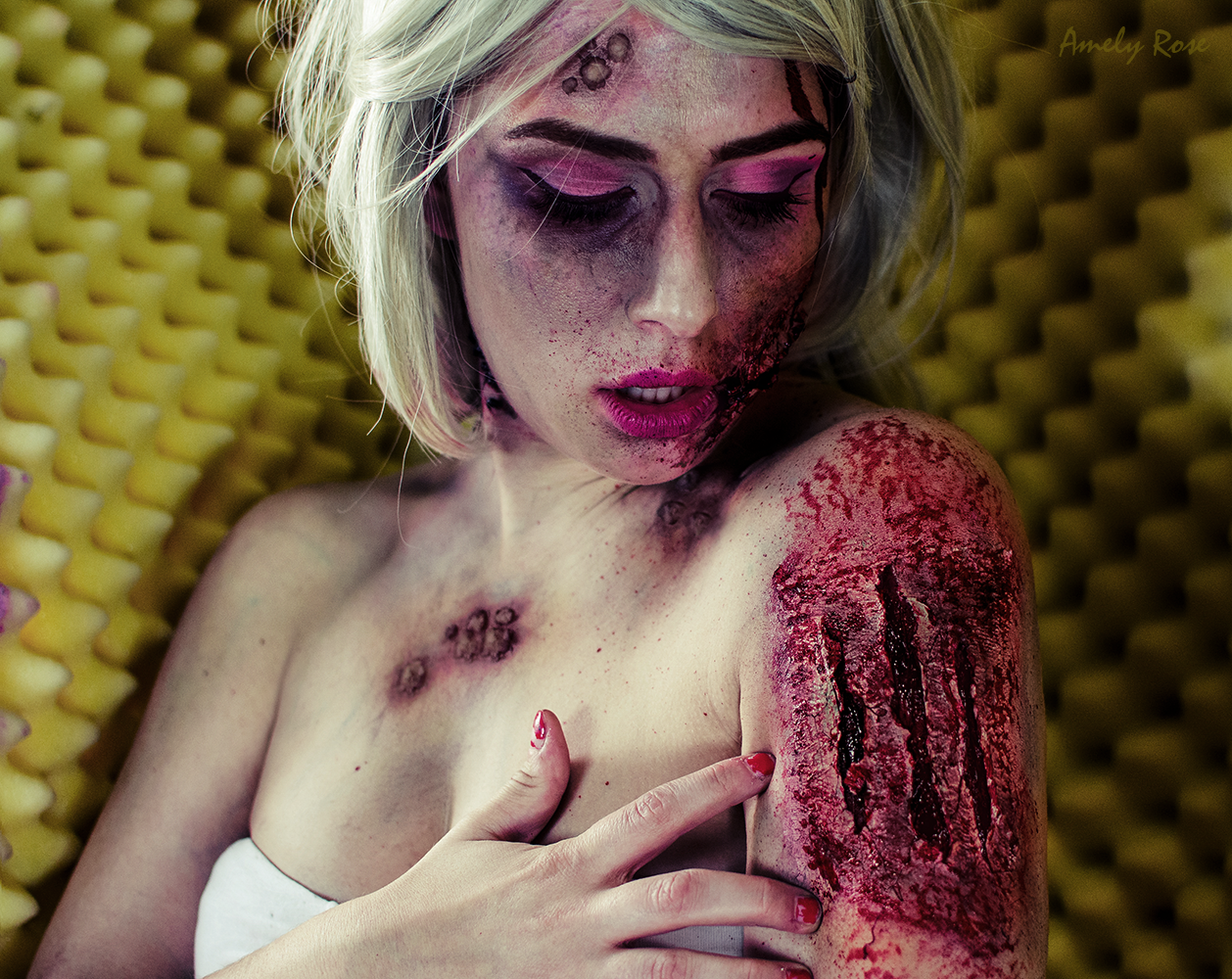 Amely Rose zeigt eine Horror Fotostrecke als grusel Barbie, ein Halloweenmake_up, ein Halloweenkostüm und ein sfx Make up tutorial.