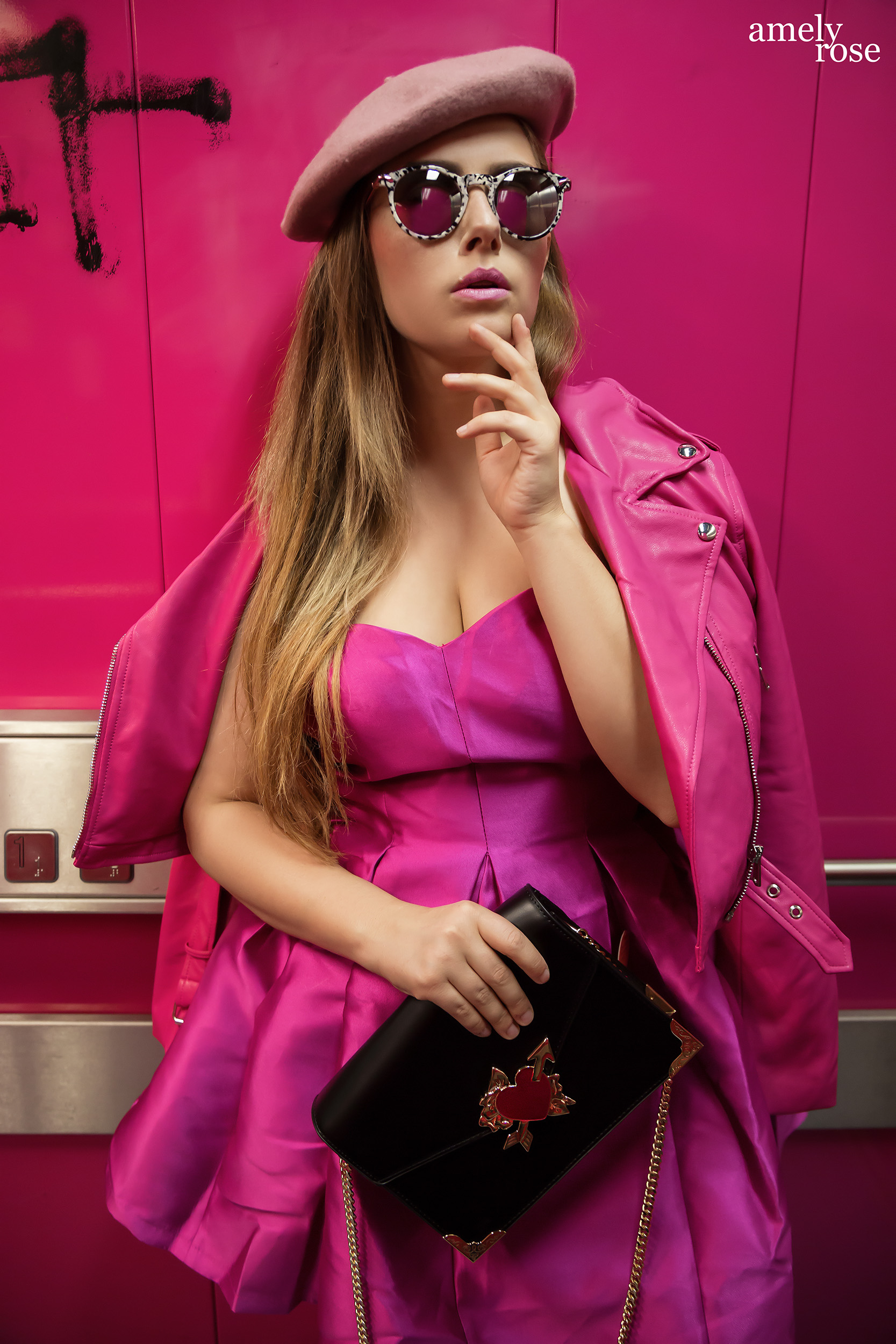 Amely Rose german influencer in a stylish pink #ootd in a lift. This fashioneditorial reminds of #fiftyshadesof rose.