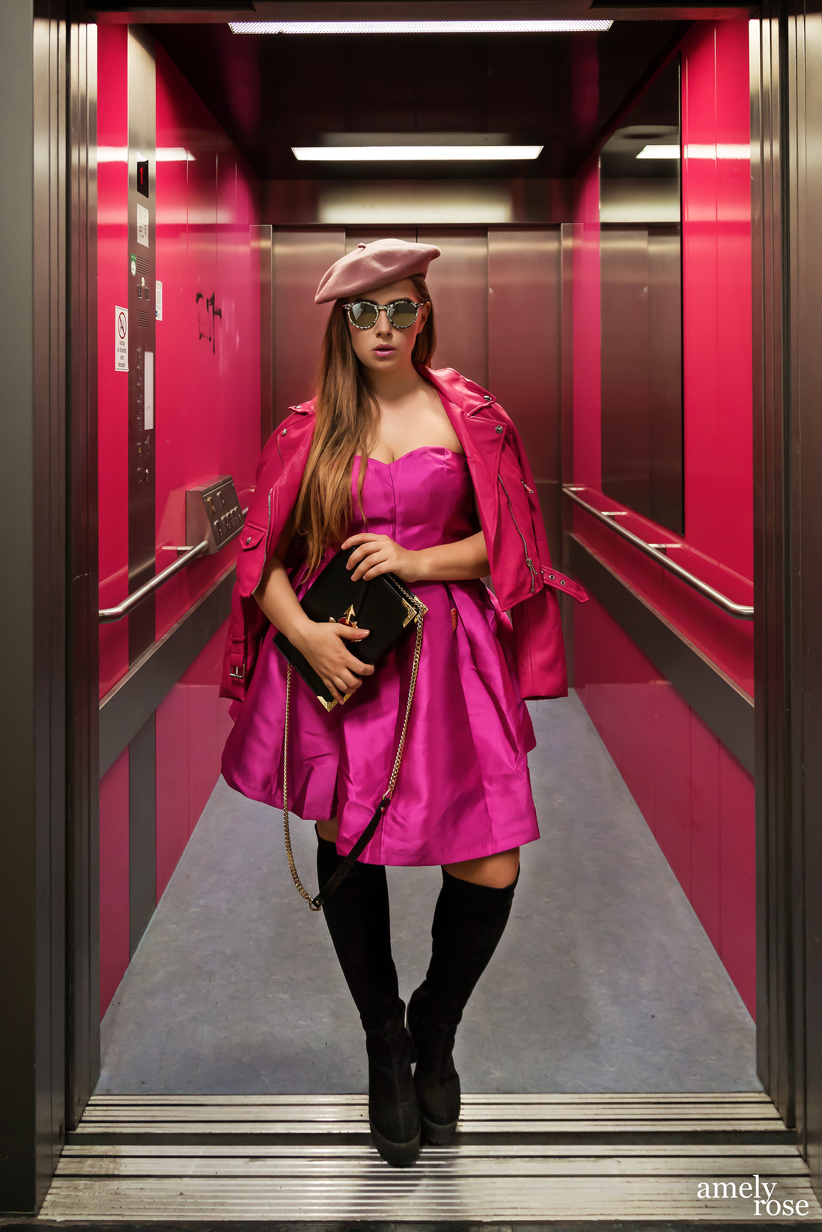Amely Rose german influencer in a stylish pink #ootd in a lift. This fashioneditorial reminds of #fiftyshadesof rose.