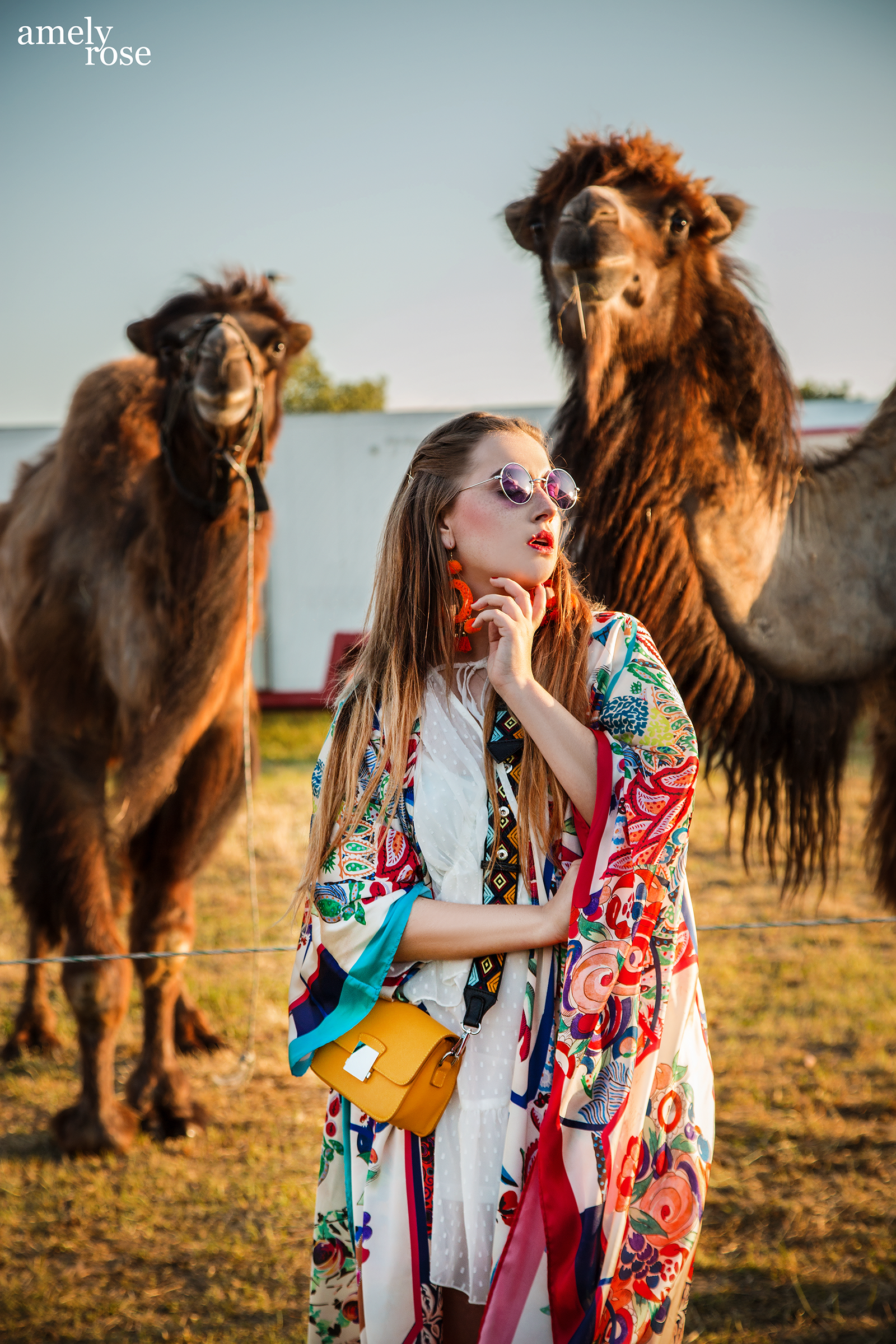 Amely Rose festival look summeroutfit im zara kimono bohostyling mit kamelen tierfotografie