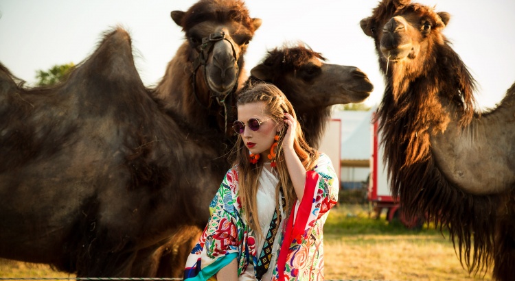 Amely Rose festival look vor kamelen, tierfotografie coachella summerlook im bunten zara kimono