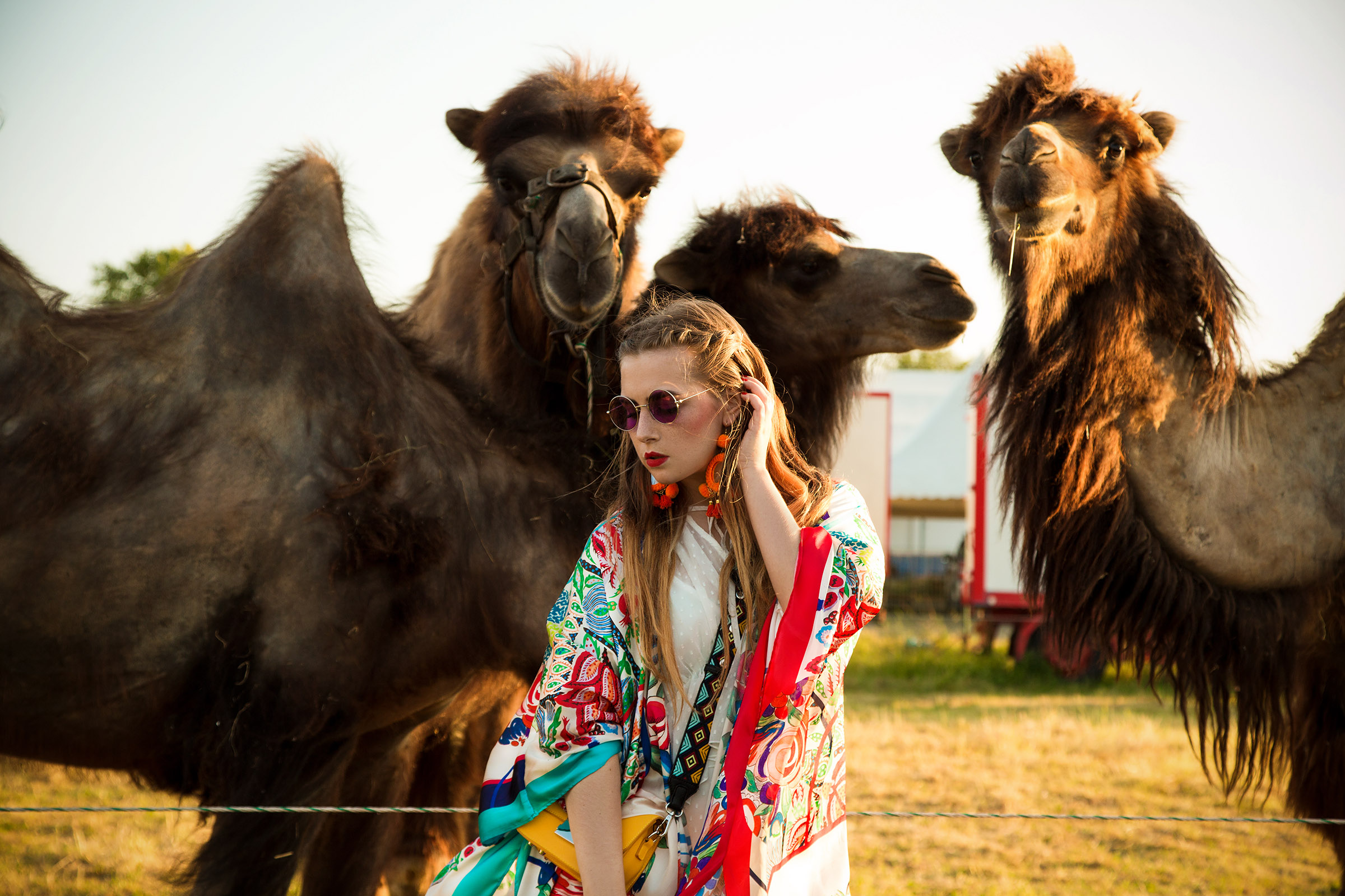 Amely Rose festival look vor kamelen, tierfotografie coachella summerlook im bunten zara kimono