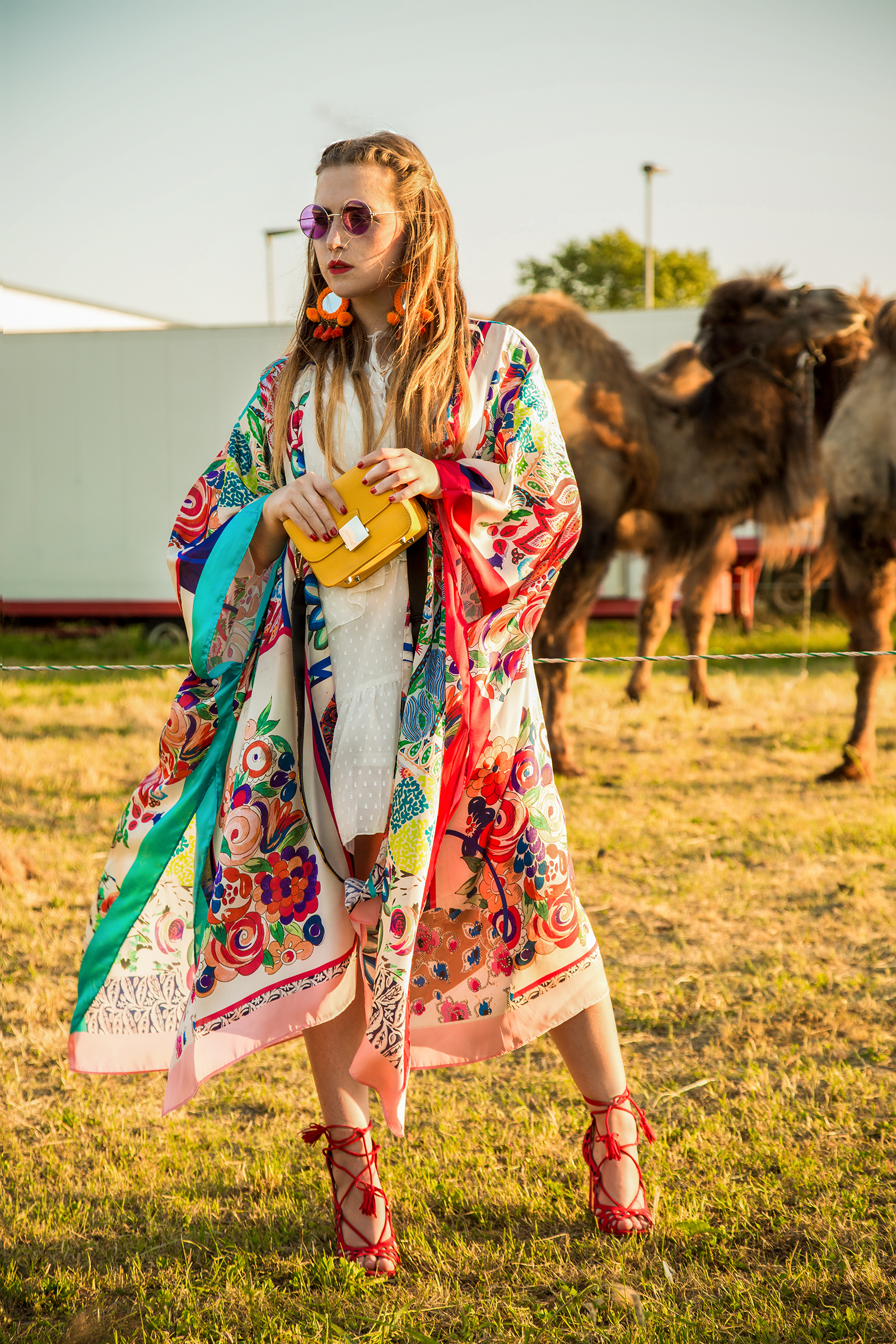 Amely Rose festival look summeroutfit im zara kimono bohostyling mit kamelen tierfotografie