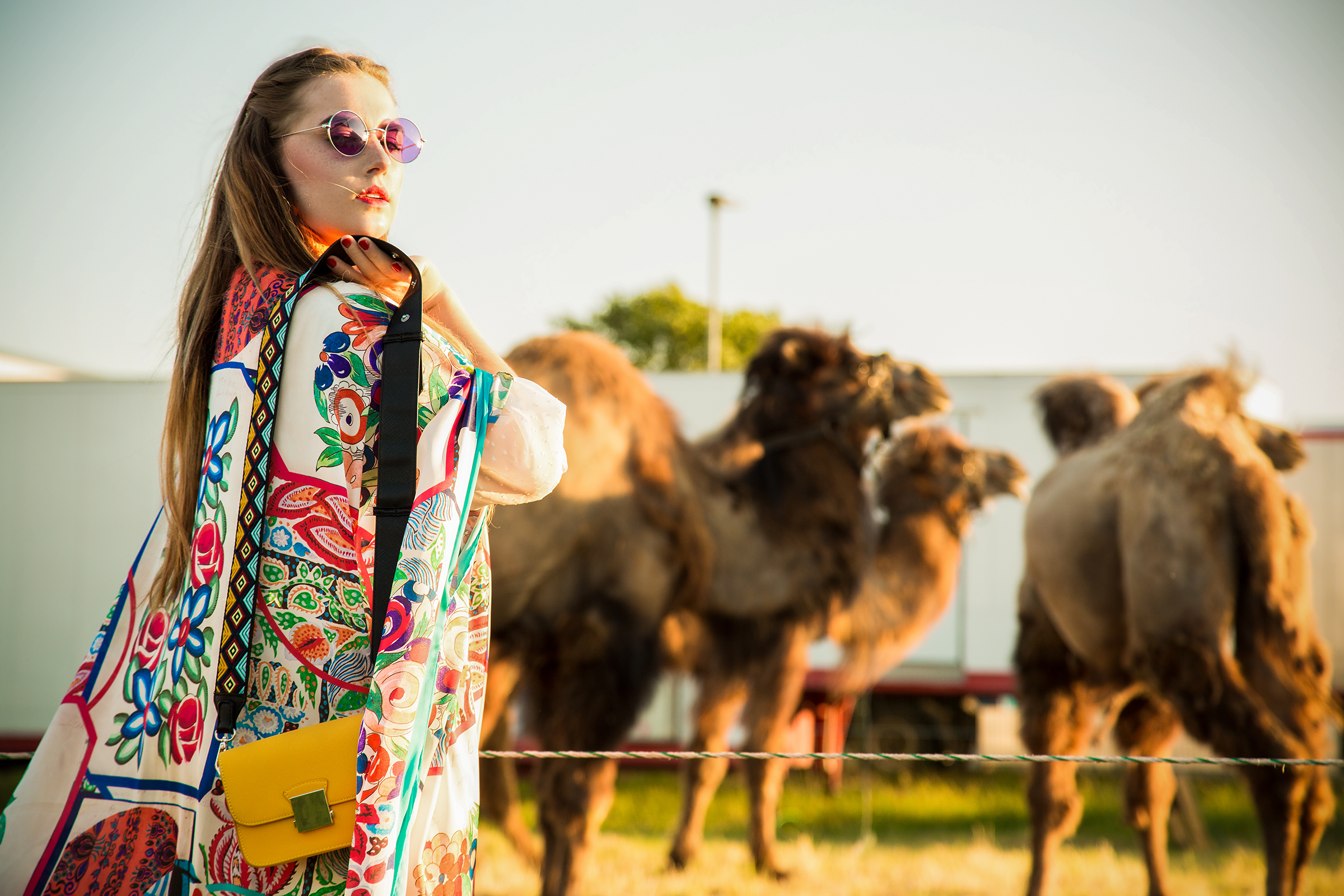 amely rose in einem summerlook oder festival outfit coachella im zara kimono mit kamelen tierfotografie