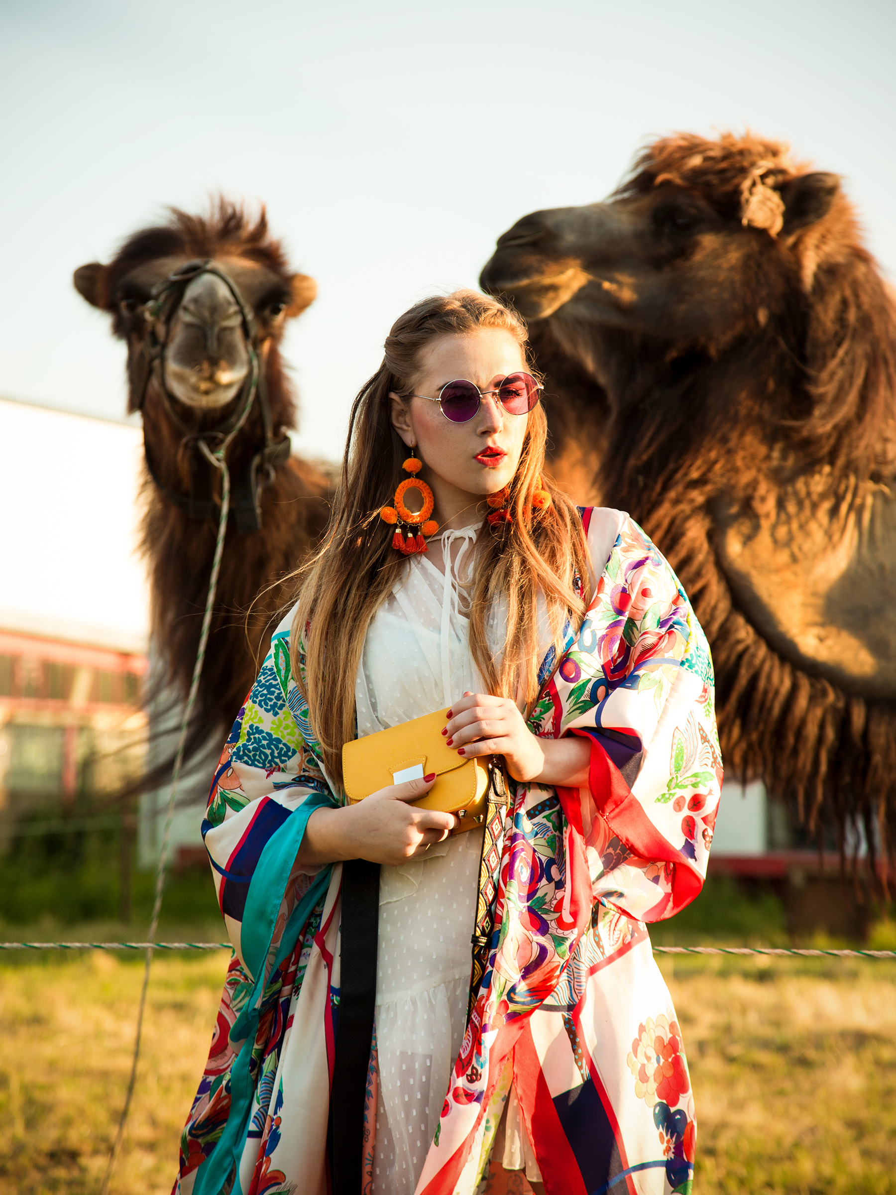 Amely Rose festival look vor kamelen, tierfotografie coachella summerlook im bunten zara kimono