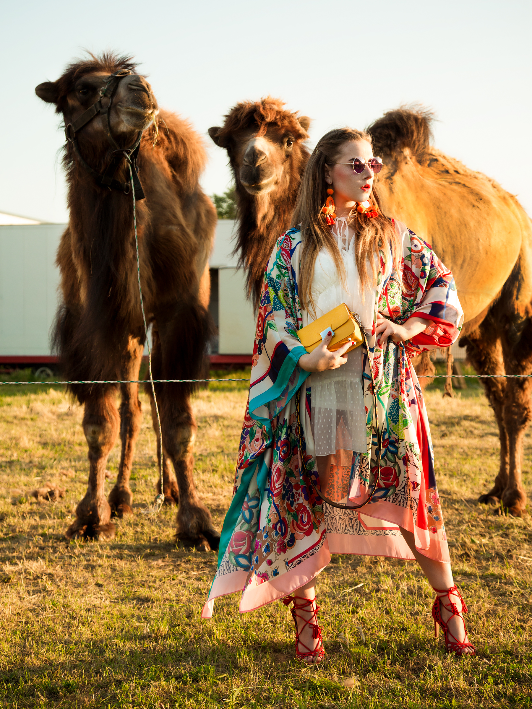 amely rose in einem summerlook oder festival outfit coachella im zara kimono mit kamelen tierfotografie
