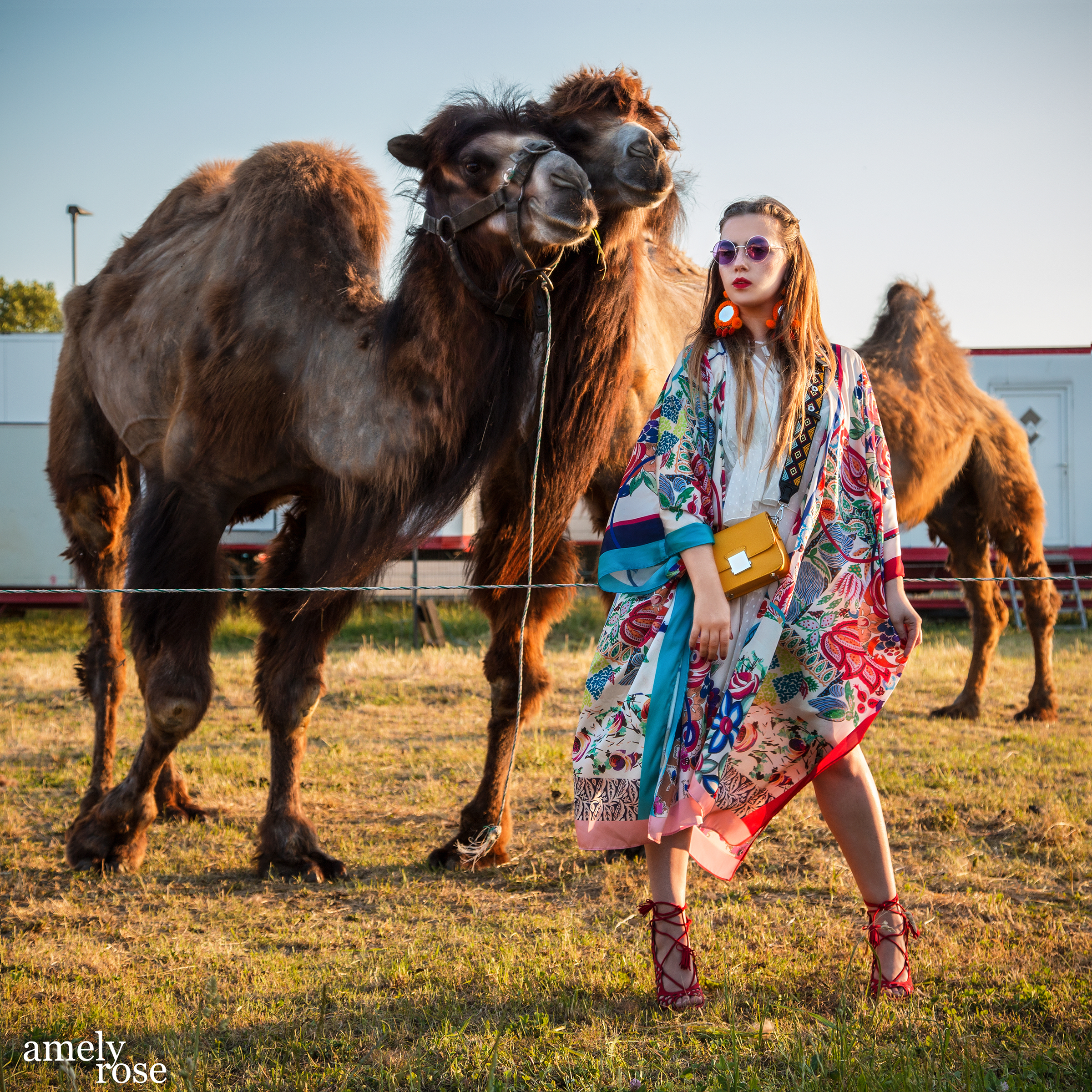 amely rose in einem summerlook oder festival outfit coachella im zara kimono mit kamelen tierfotografie