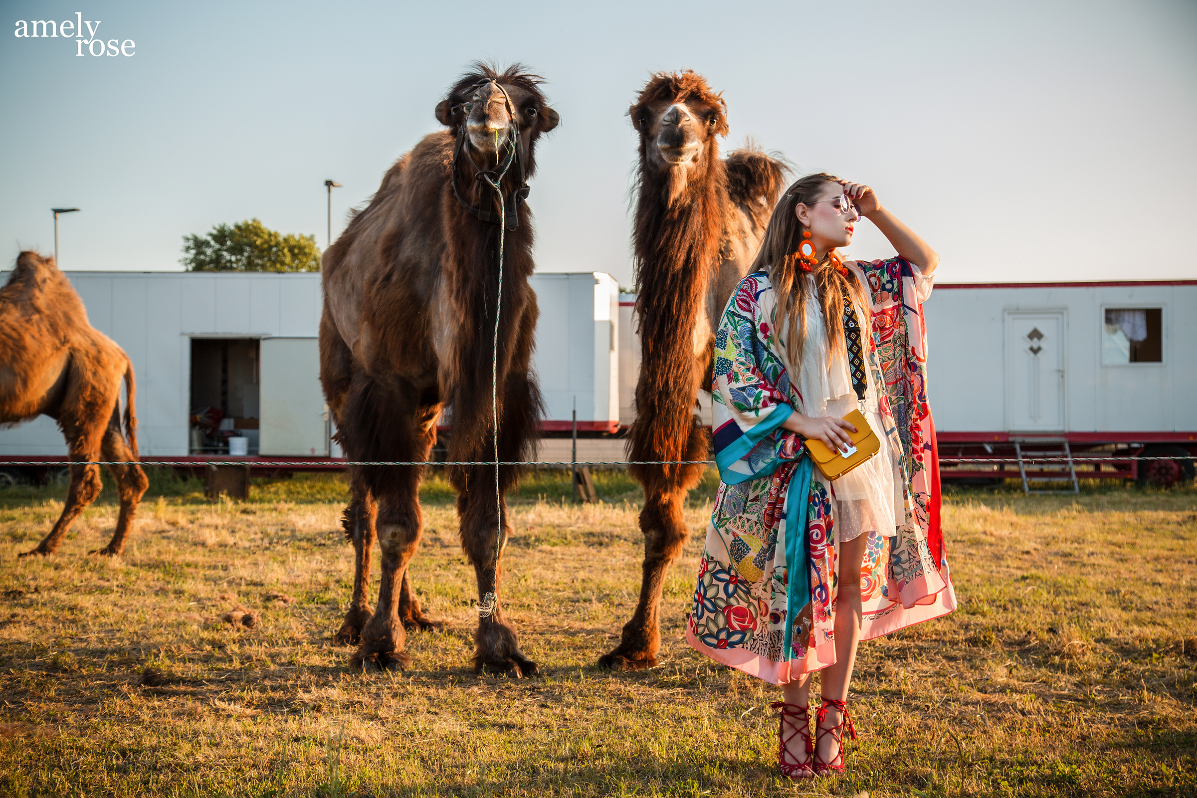 Amely Rose festival look vor kamelen, tierfotografie coachella summerlook im bunten zara kimono