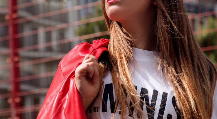 amelyrose, amely rose, amely-rose, fashionblogger, feministin, feminism, metoo, #metoo, düsseldorf, sportplatz, lackrock, rot, lady in red, statement shirt