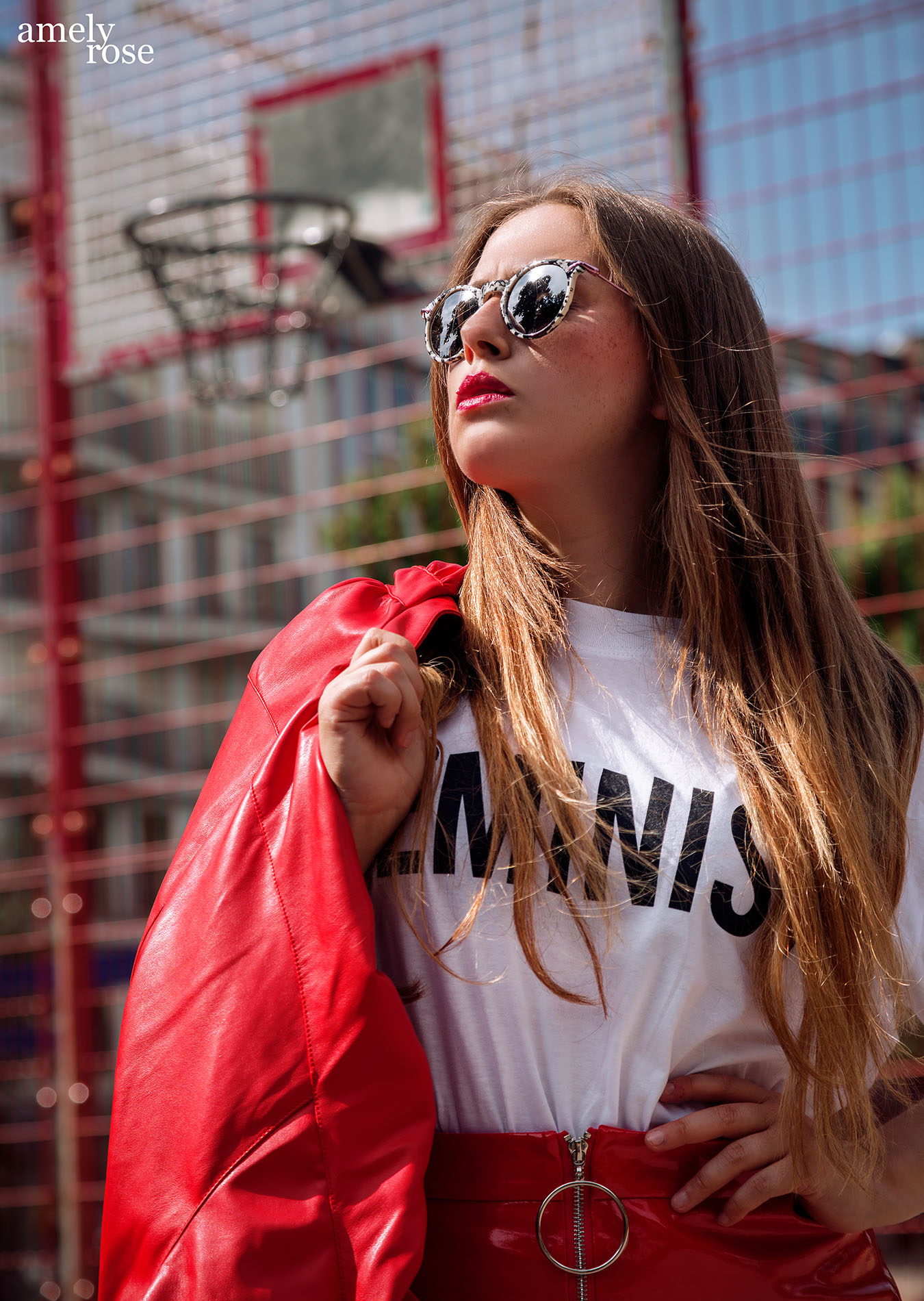 amelyrose, amely rose, amely-rose, fashionblogger, feministin, feminism, metoo, #metoo, düsseldorf, sportplatz, lackrock, rot, lady in red, statement shirt