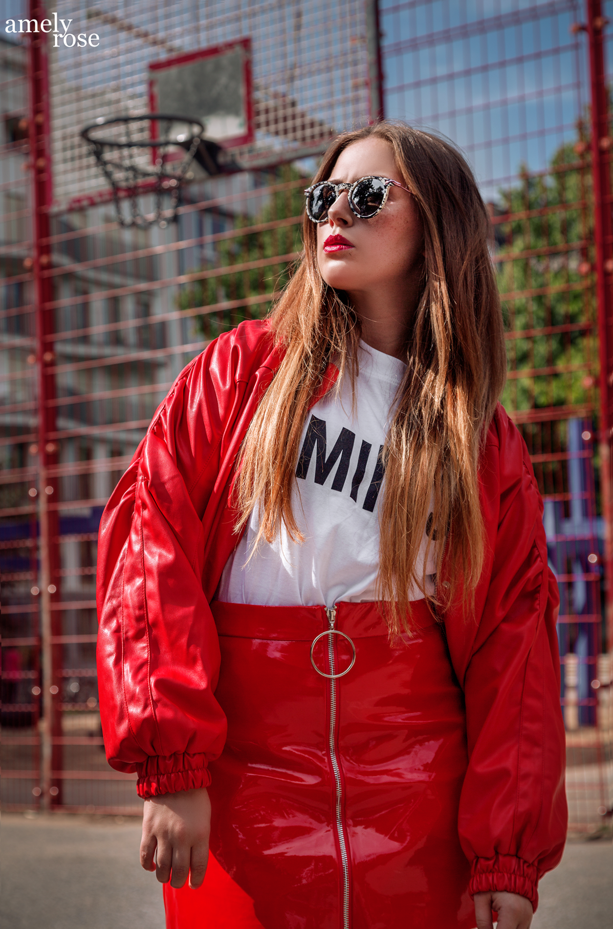 amelyrose, amely rose, amely-rose, fashionblogger, feministin, feminism, metoo, #metoo, düsseldorf, sportplatz, lackrock, rot, lady in red, statement shirt