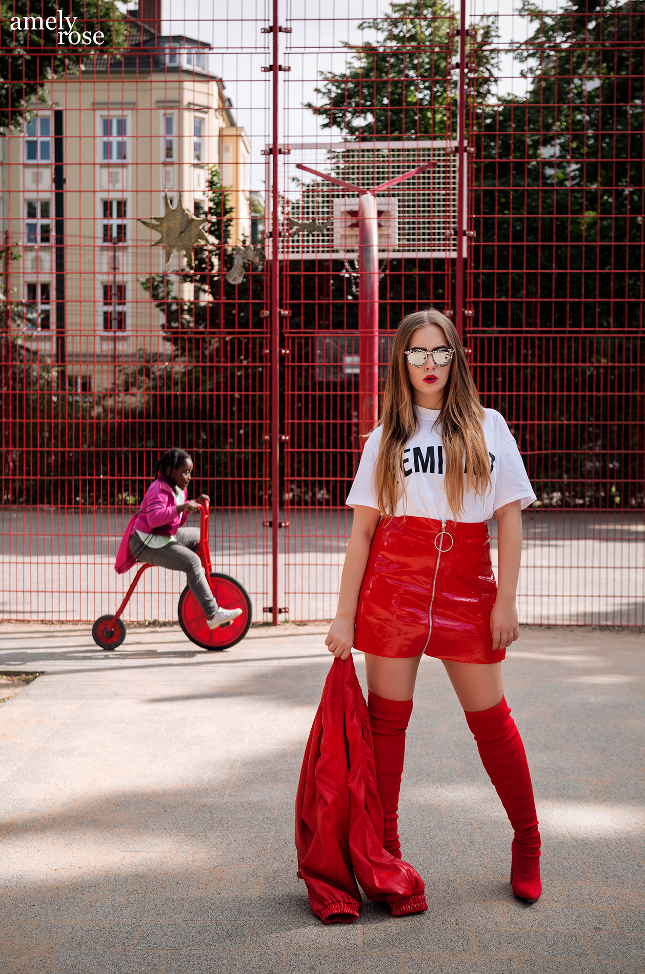 amelyrose, amely rose, amely-rose, fashionblogger, feministin, feminism, metoo, #metoo, düsseldorf, sportplatz, lackrock, rot, lady in red, statement shirt