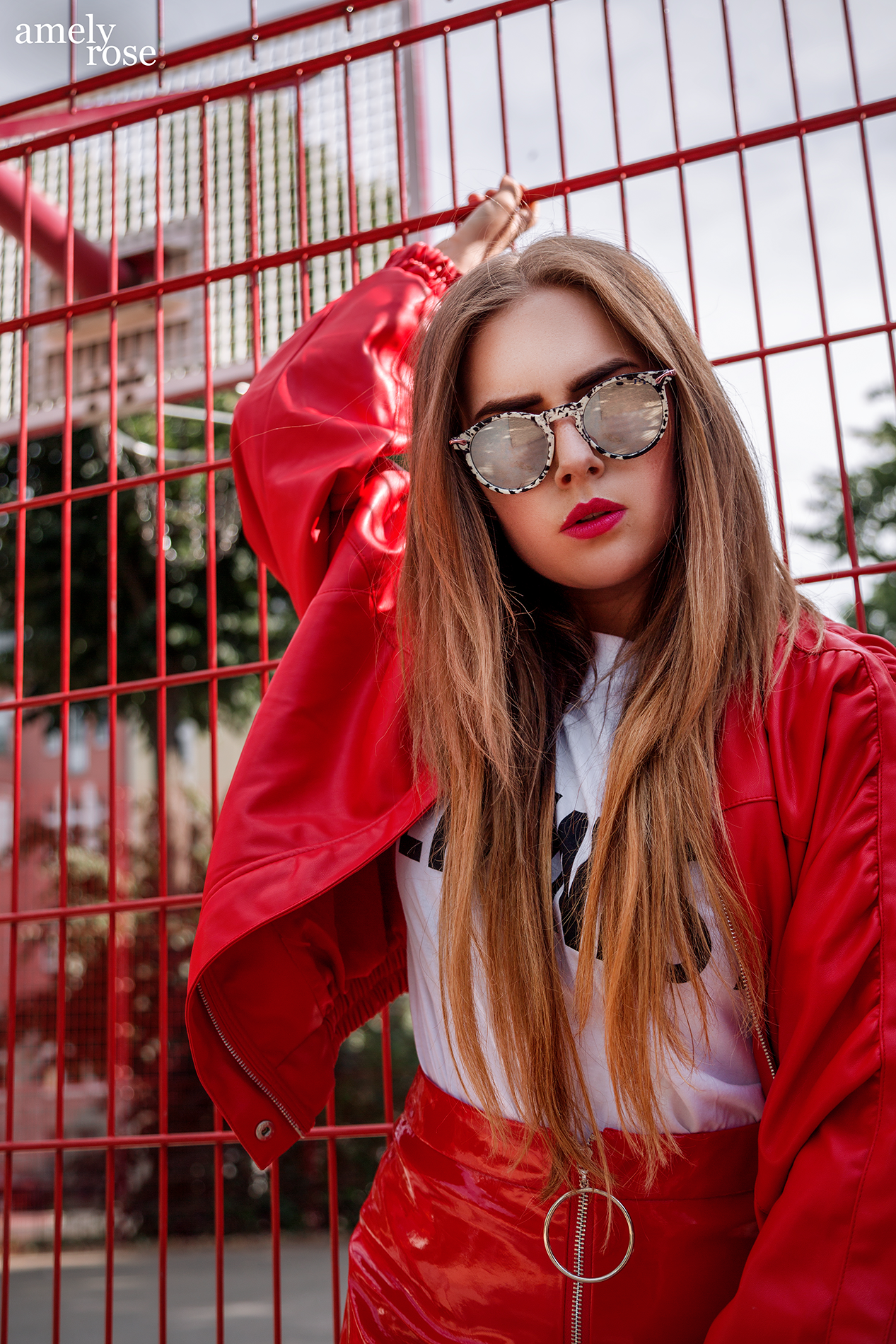 amelyrose, amely rose, amely-rose, fashionblogger, feministin, feminism, metoo, #metoo, düsseldorf, sportplatz, lackrock, rot, lady in red, statement shirt