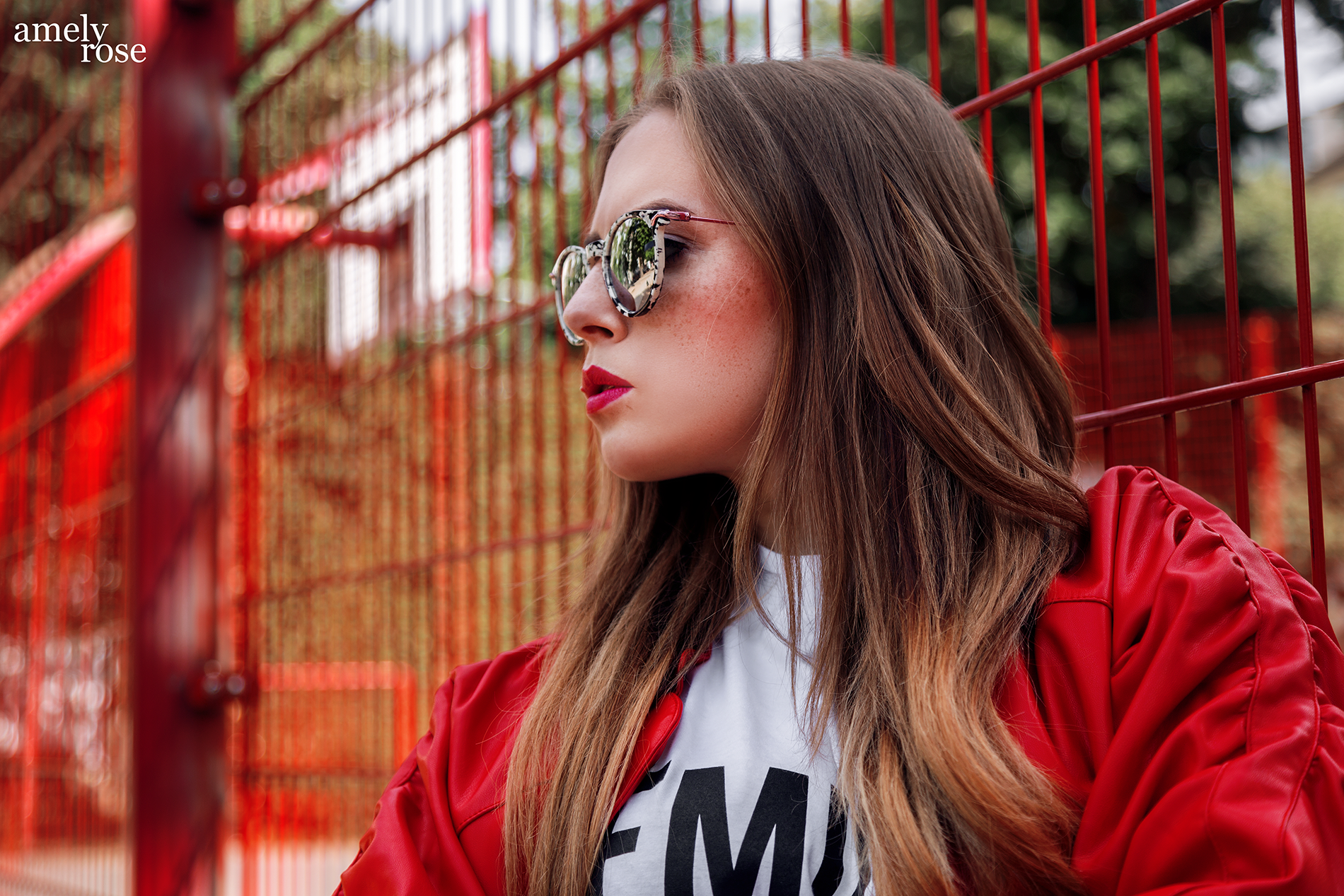 amelyrose, amely rose, amely-rose, fashionblogger, feministin, feminism, metoo, #metoo, düsseldorf, sportplatz, lackrock, rot, lady in red, statement shirt