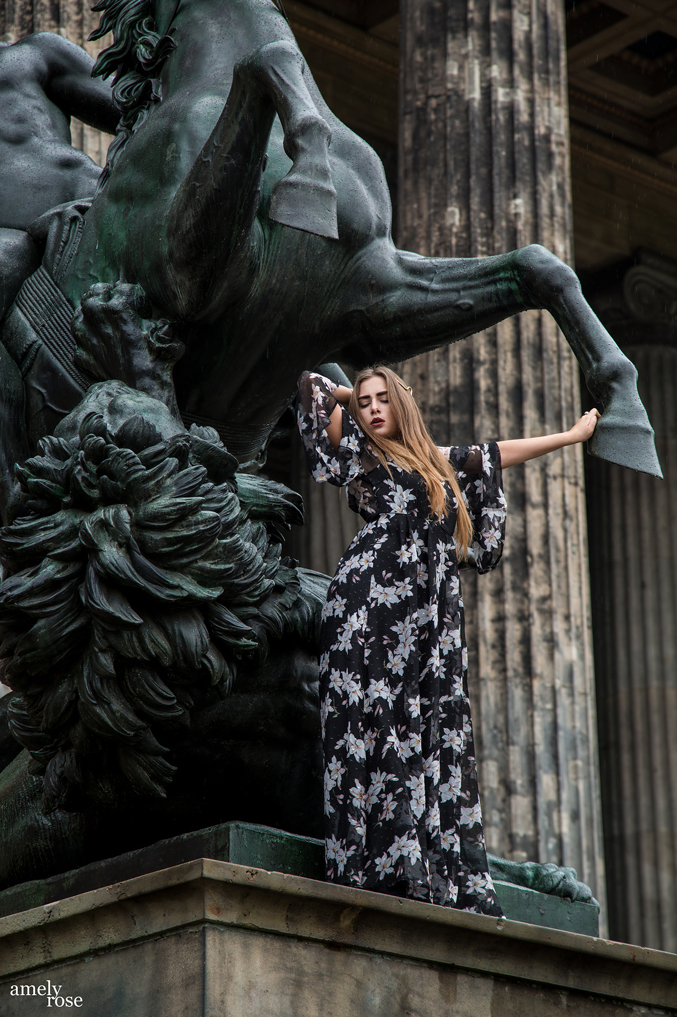 amely rose, fashionblogger in a classy maxidress in berlin - bw fashion editorial and photoshooting - statue 