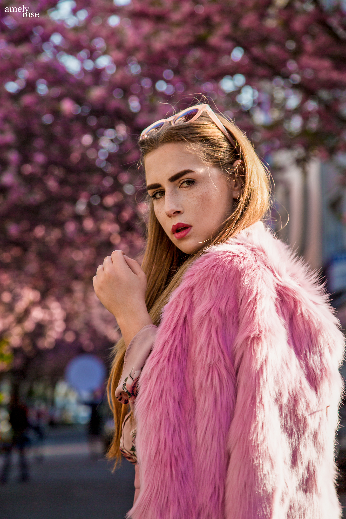 Amely Rose german fashionblogger in Bonn between the cherryblossom – fashioneditorial – spring outfit - kirschblüten altstadt