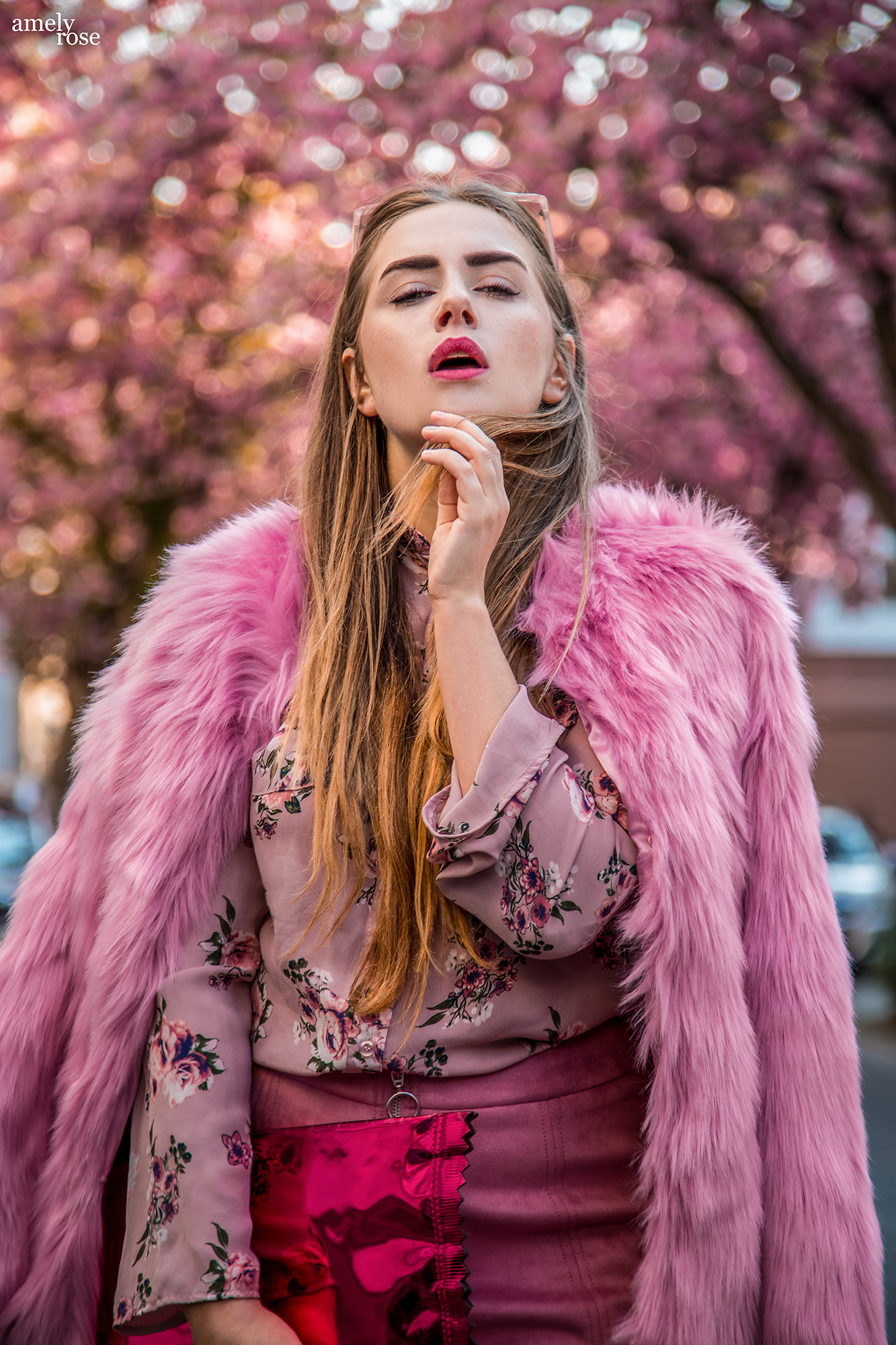 Amely Rose german fashionblogger in Bonn between the cherryblossom – fashioneditorial – spring outfit - kirschblüten altstadt