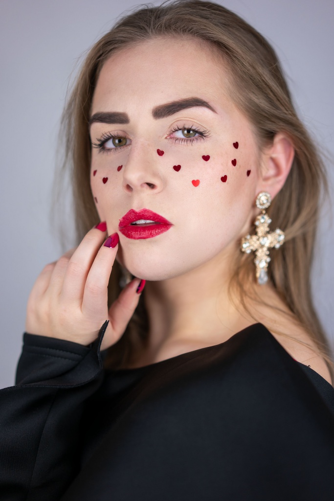 chilling adventures of sabrina, netflix, serie, series, sabrina, portrait, photoshooting, humanphotography, heart, sommersprosse, freckles, girl with freckles, beauty, beautyblogger, beautyblog, produkttest, produkttesterin,