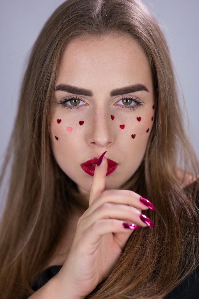 chilling adventures of sabrina, netflix, serie, series, sabrina, portrait, photoshooting, humanphotography, heart, sommersprosse, freckles, girl with freckles, beauty, beautyblogger, beautyblog, produkttest, produkttesterin,