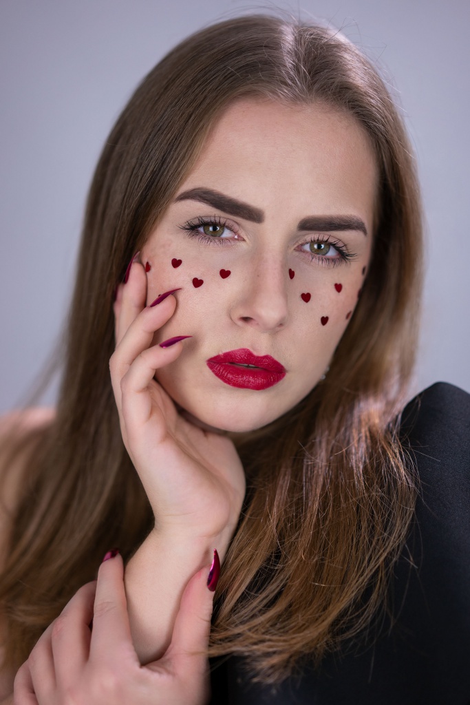 chilling adventures of sabrina, netflix, serie, series, sabrina, portrait, photoshooting, humanphotography, heart, sommersprosse, freckles, girl with freckles, beauty, beautyblogger, beautyblog, produkttest, produkttesterin,