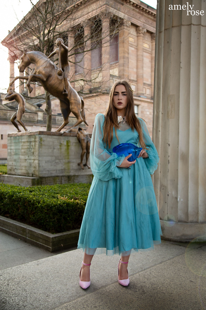 Amely_rose_amelyrose_fashion_fashionblog_mode_modeblogger_bluedress_blue_zara_H&Mkleid_portrait_berlin_berlinfahsionweek_bfw